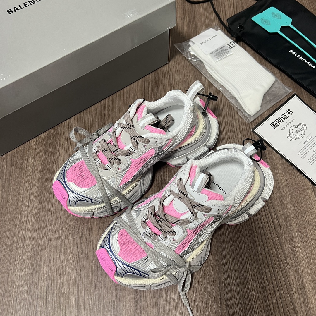 Balenciaga Balenciaga Phantom Sneaker 巴黎世家全新做旧十代银粉潮流跑鞋 在延续 Track Trainer 户外轮廓和复杂鞋面结构的同时