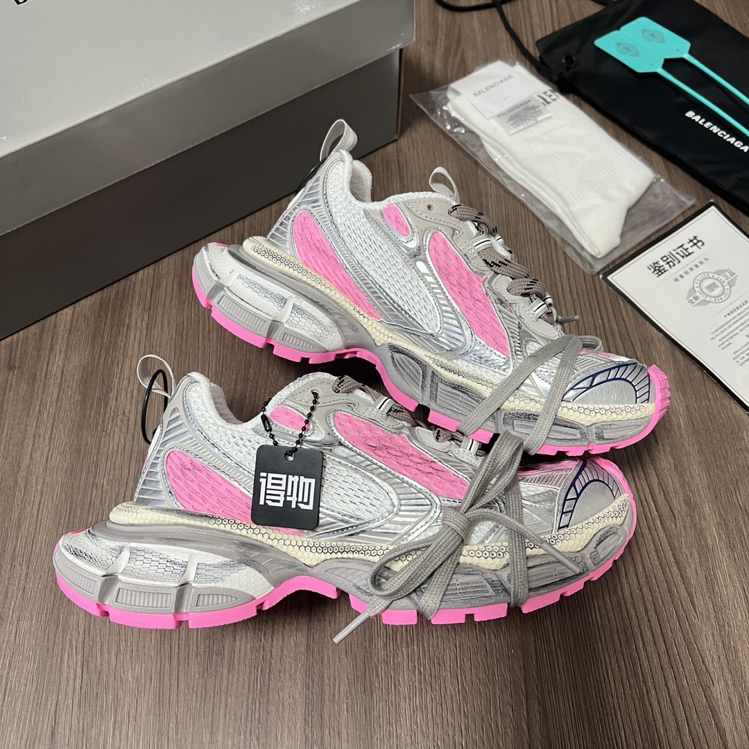Balenciaga Balenciaga Phantom Sneaker 巴黎世家全新做旧十代银粉潮流跑鞋 在延续 Track Trainer 户外轮廓和复杂鞋面结构的同时