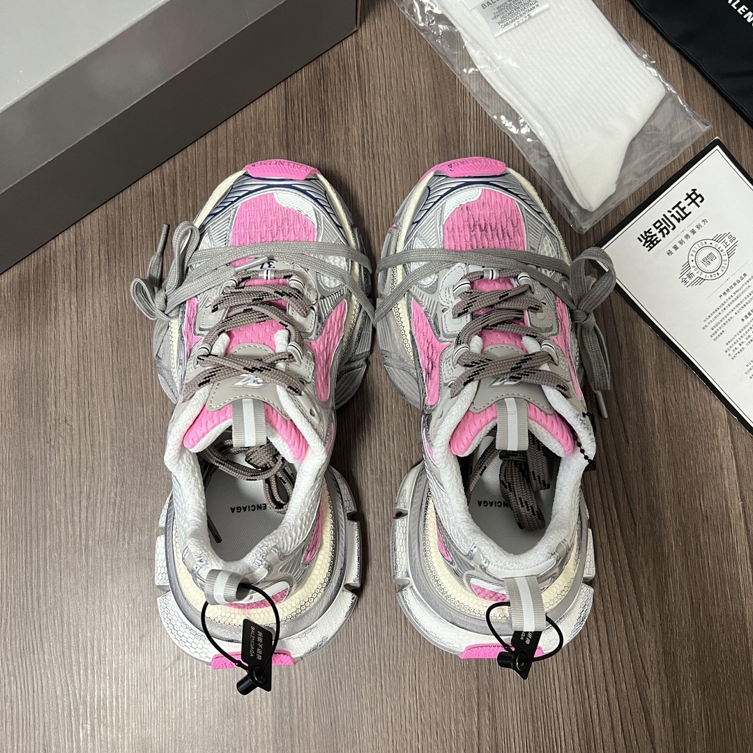 Balenciaga Balenciaga Phantom Sneaker 巴黎世家全新做旧十代银粉潮流跑鞋 在延续 Track Trainer 户外轮廓和复杂鞋面结构的同时