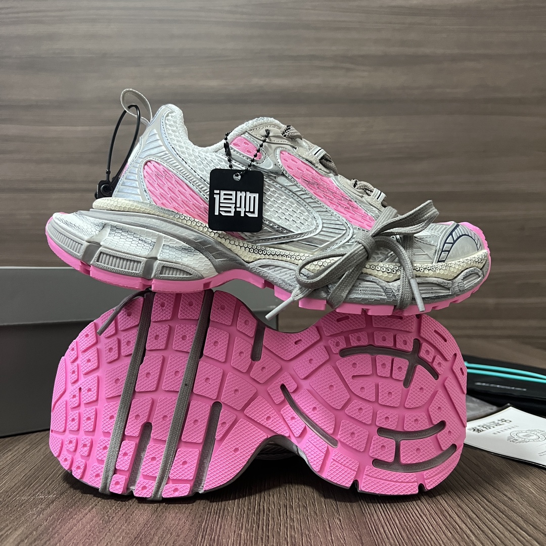 Balenciaga Balenciaga Phantom Sneaker 巴黎世家全新做旧十代银粉潮流跑鞋 在延续 Track Trainer 户外轮廓和复杂鞋面结构的同时