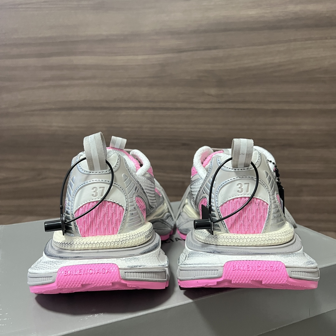 Balenciaga Balenciaga Phantom Sneaker 巴黎世家全新做旧十代银粉潮流跑鞋 在延续 Track Trainer 户外轮廓和复杂鞋面结构的同时