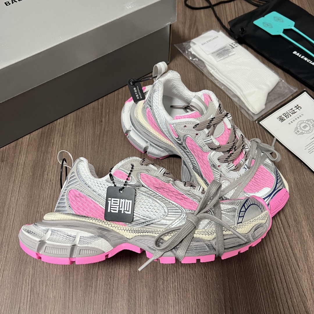 Balenciaga Balenciaga Phantom Sneaker 巴黎世家全新做旧十代银粉潮流跑鞋 在延续 Track Trainer 户外轮廓和复杂鞋面结构的同时