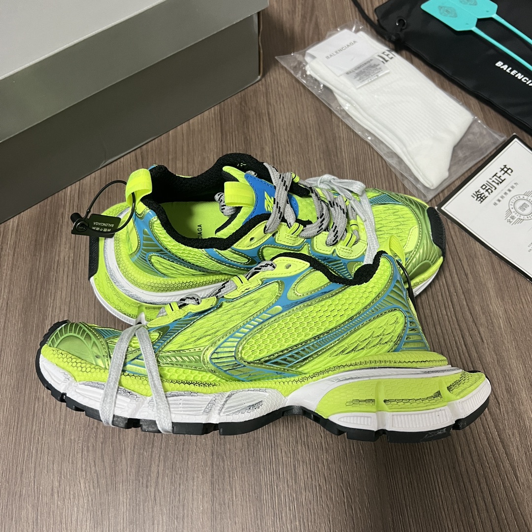 Balenciaga Balenciaga Phantom Sneaker 巴黎世家全新做旧十代荧光绿潮流跑鞋 在延续 Track Trainer 户外轮廓和复杂鞋面结构的同时