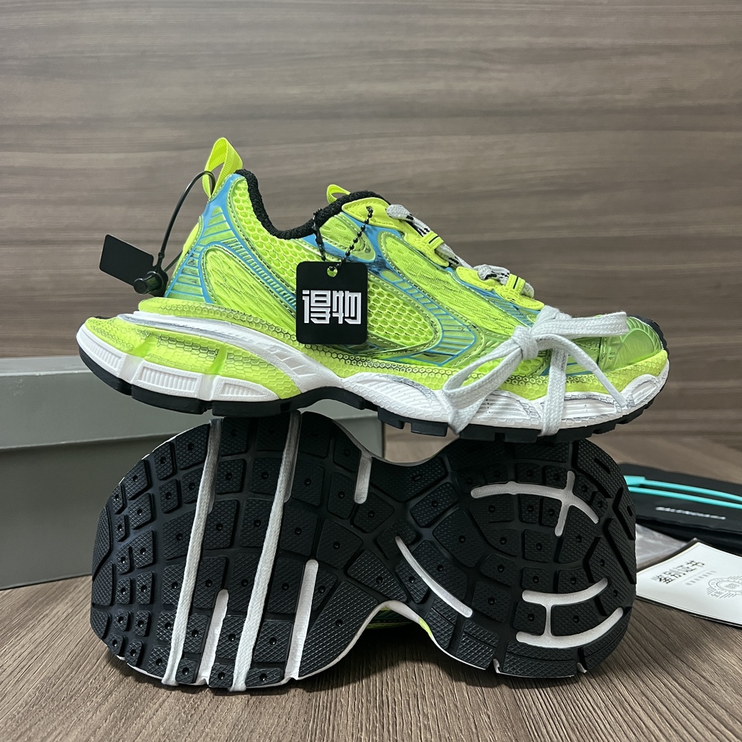 Balenciaga Balenciaga Phantom Sneaker 巴黎世家全新做旧十代荧光绿潮流跑鞋 在延续 Track Trainer 户外轮廓和复杂鞋面结构的同时