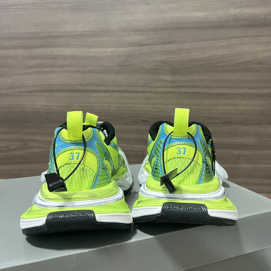 Balenciaga Balenciaga Phantom Sneaker 巴黎世家全新做旧十代荧光绿潮流跑鞋 在延续 Track Trainer 户外轮廓和复杂鞋面结构的同时