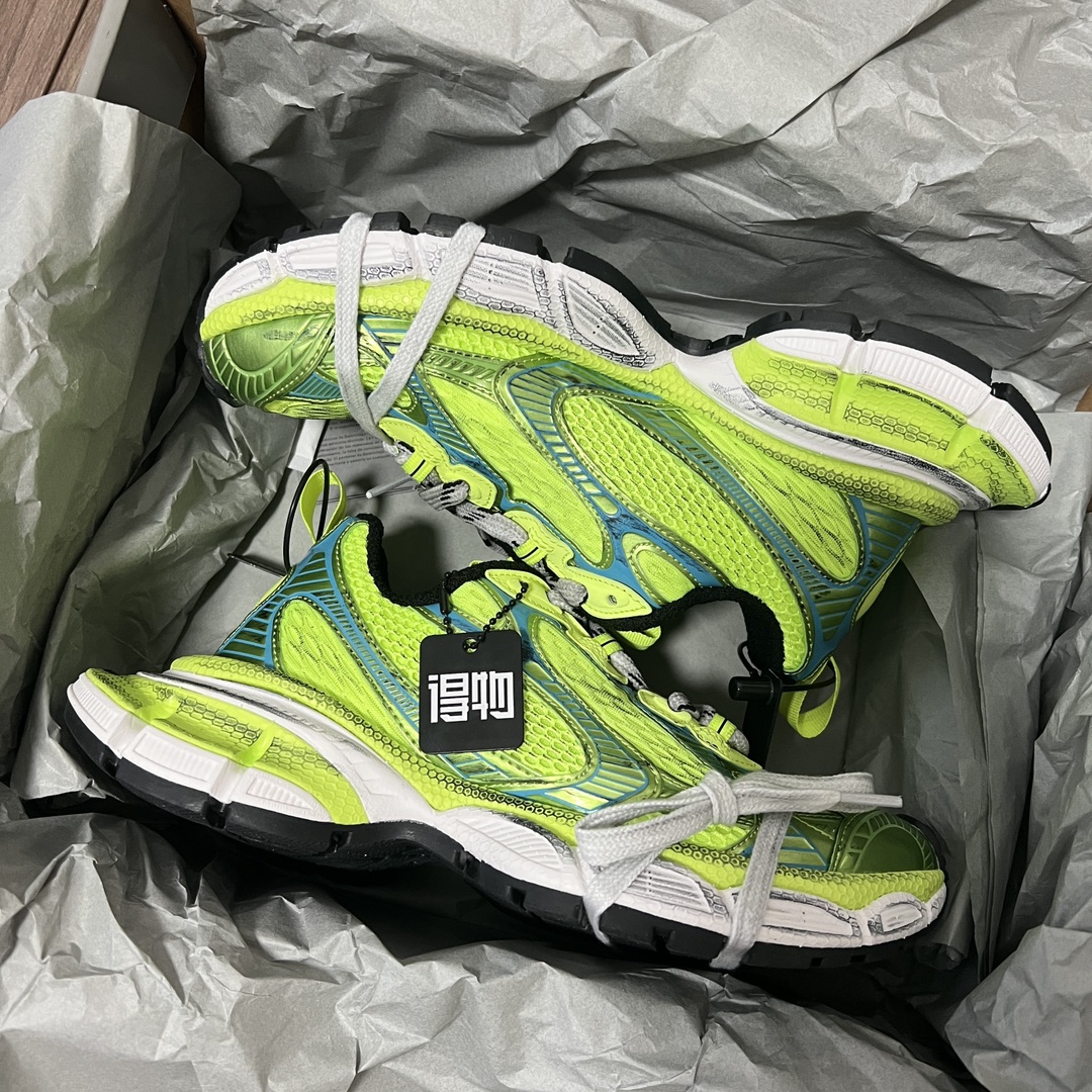 Balenciaga Balenciaga Phantom Sneaker 巴黎世家全新做旧十代荧光绿潮流跑鞋 在延续 Track Trainer 户外轮廓和复杂鞋面结构的同时
