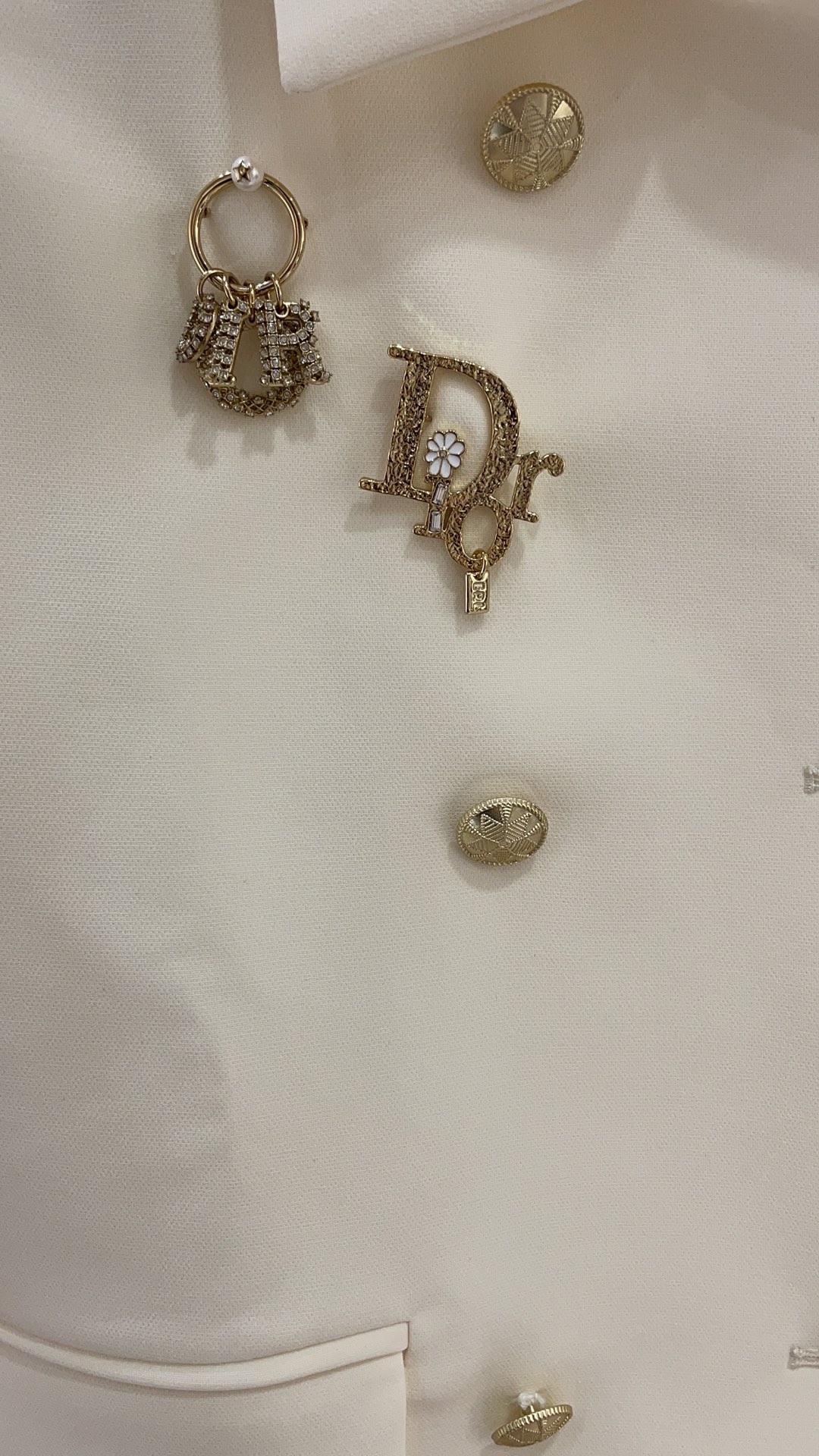 NO:720508,88180, the top version arrived today. The new BY ERL gilt letter enamel flower square brooch. Small white flowers in diamond enamel embellished with gilt letters. Retro and a little cute. Add points to your temperament. Purchased and developed by yb. Customized. Brass material Swarovski diamonds, brooch, breastpin, Cartier high-end jewelry1986090988180,今日到货顶级版本 新款BY ERL鎏金字母珐琅花朵方块胸针 带钻珐琅小白花点缀鎏金字母 复古又有点小可爱 为气质加分 购入yb开发定制 黄铜材质施华洛钻,,brooch，breastpin,卡迪亚高端饰品,Jewelry