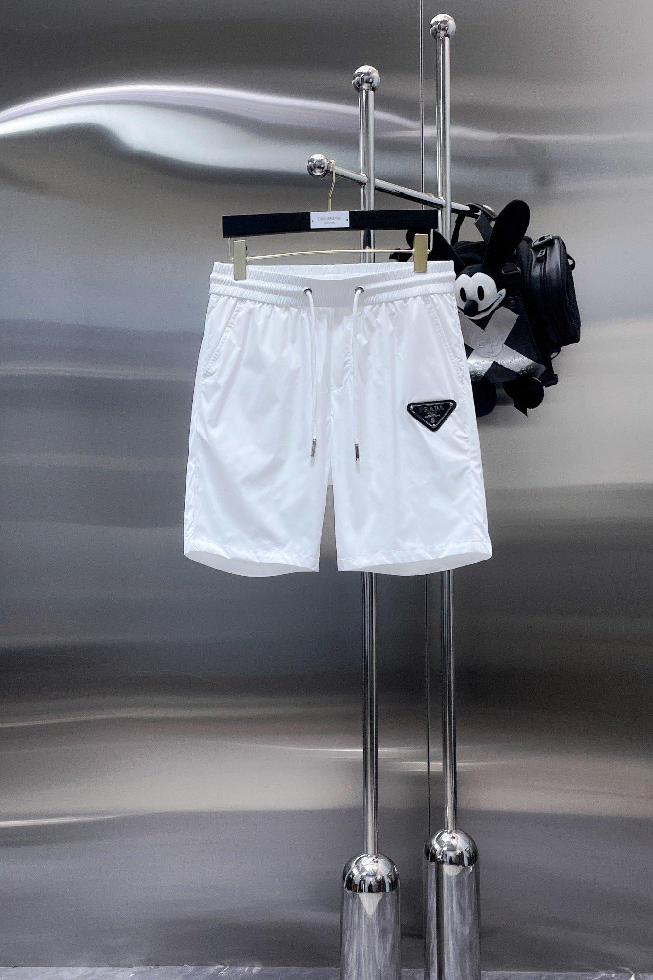 普拉达Prada2024夏季新款休闲裤短裤高端版本！专柜定制面料透气舒适度高细节无可挑剔品牌元素设计理念