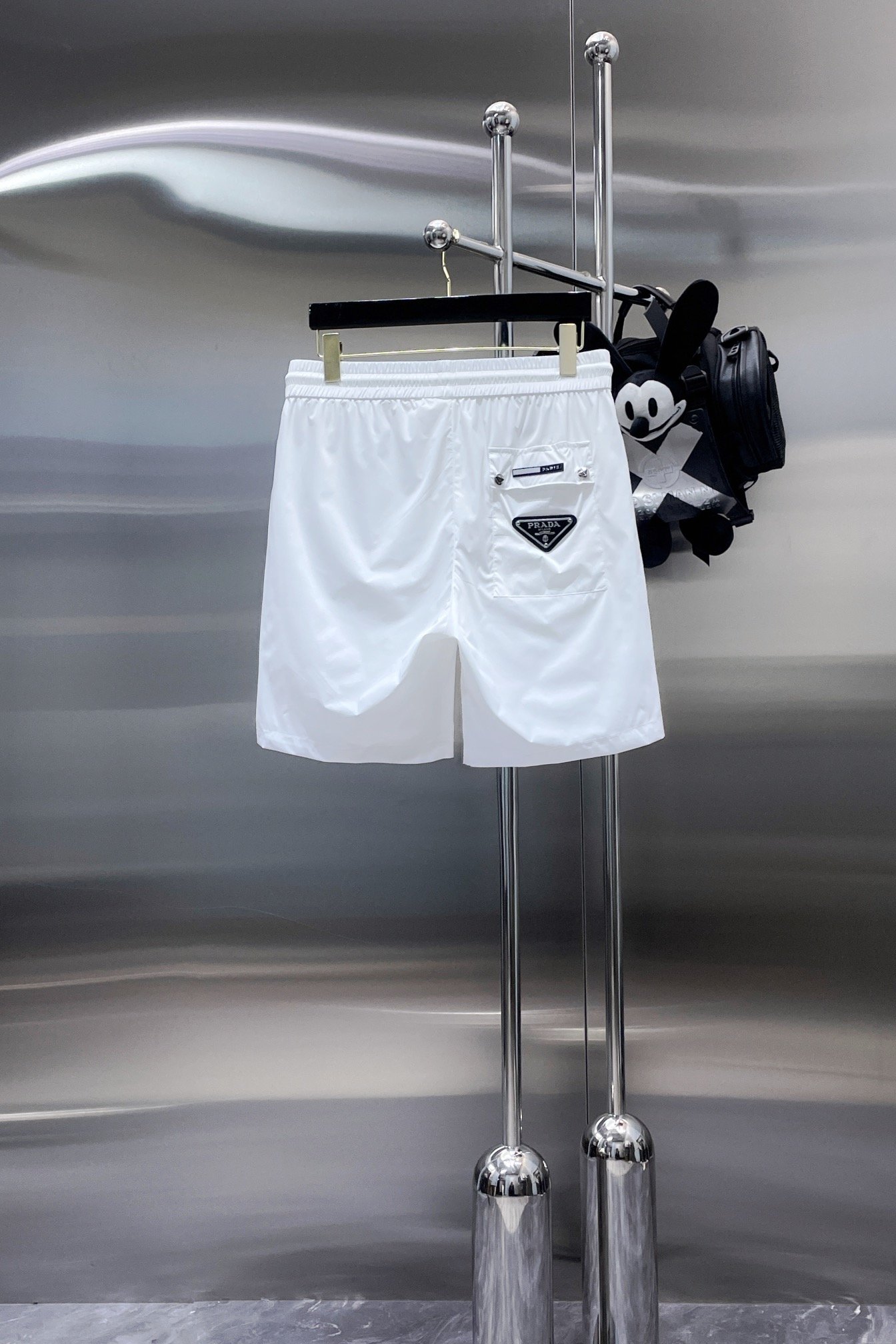 普拉达Prada2024夏季新款休闲裤短裤高端版本！专柜定制面料透气舒适度高细节无可挑剔品牌元素设计理念