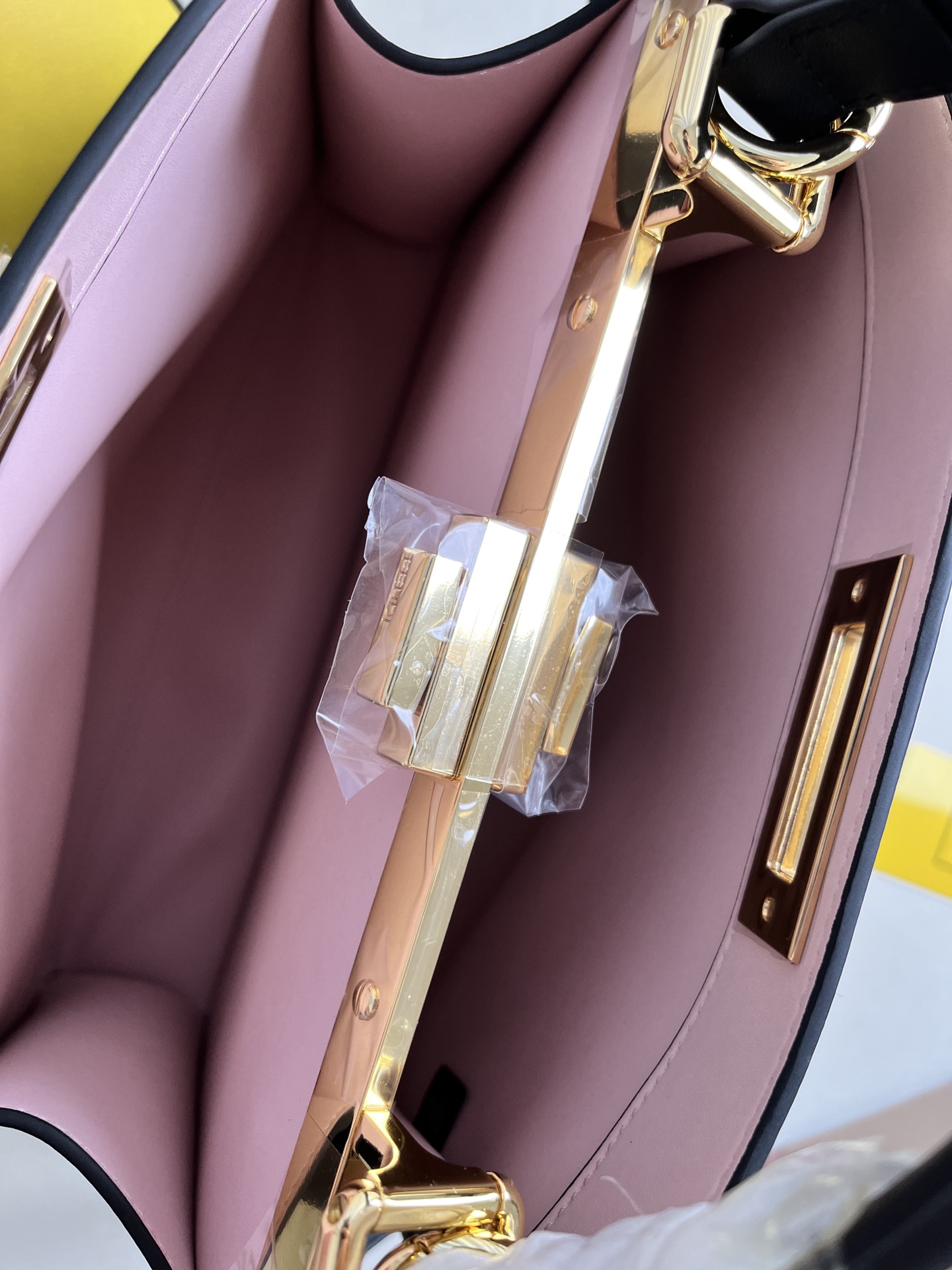 Fendi Peekaboo ISeeU Medium Black Leather Handbag with Iconic Twist Lock 8 i1684150445 4670 6