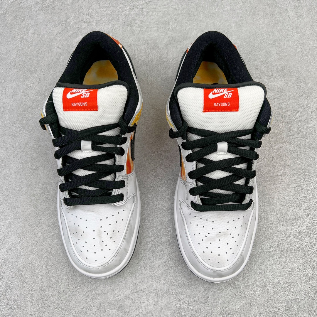 图片[2]-＃AY/GZ纯原福利 NK SB Dunk Low Pro “Raygun Tie-Dye” 外星人白扎染 货号：BQ6832-100 独家原厂航空铝磨具打磨大底 鞋头坡度极致还原 原盒原配 圈内天花板工艺 原厂冲刀 超高清洁度 全鞋零毛边皮料切割 全套原楦原模倾力打造完美版型 采用原厂百宏鞋带以及原厂百宏织唛舌标 内标可供原厂几率过验 原厂中底布黄色点胶 原厂中底布拉帮走线遵循公司 尺码对应库存‼️-选品中心