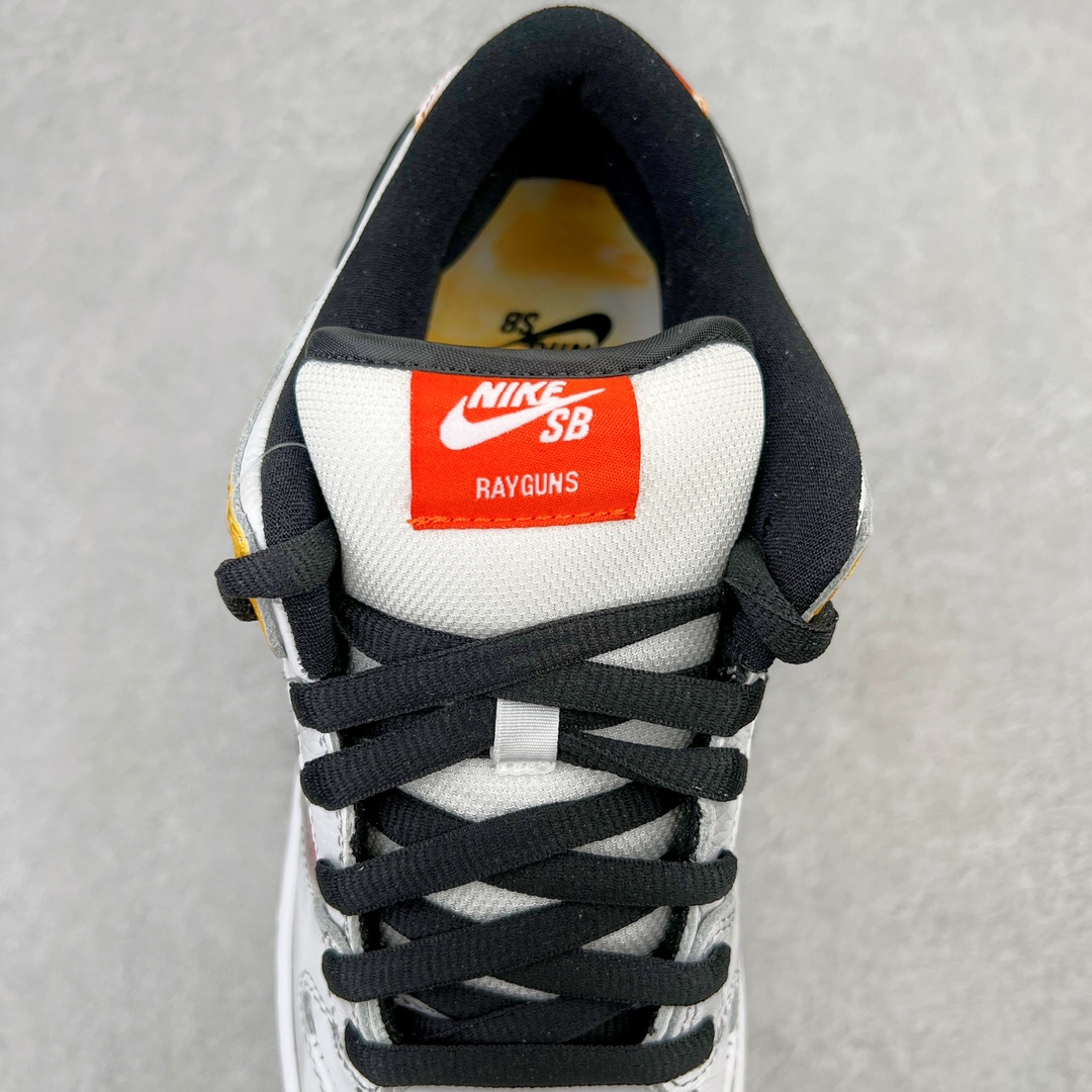 图片[5]-＃AY/GZ纯原福利 NK SB Dunk Low Pro “Raygun Tie-Dye” 外星人白扎染 货号：BQ6832-100 独家原厂航空铝磨具打磨大底 鞋头坡度极致还原 原盒原配 圈内天花板工艺 原厂冲刀 超高清洁度 全鞋零毛边皮料切割 全套原楦原模倾力打造完美版型 采用原厂百宏鞋带以及原厂百宏织唛舌标 内标可供原厂几率过验 原厂中底布黄色点胶 原厂中底布拉帮走线遵循公司 尺码对应库存‼️-选品中心