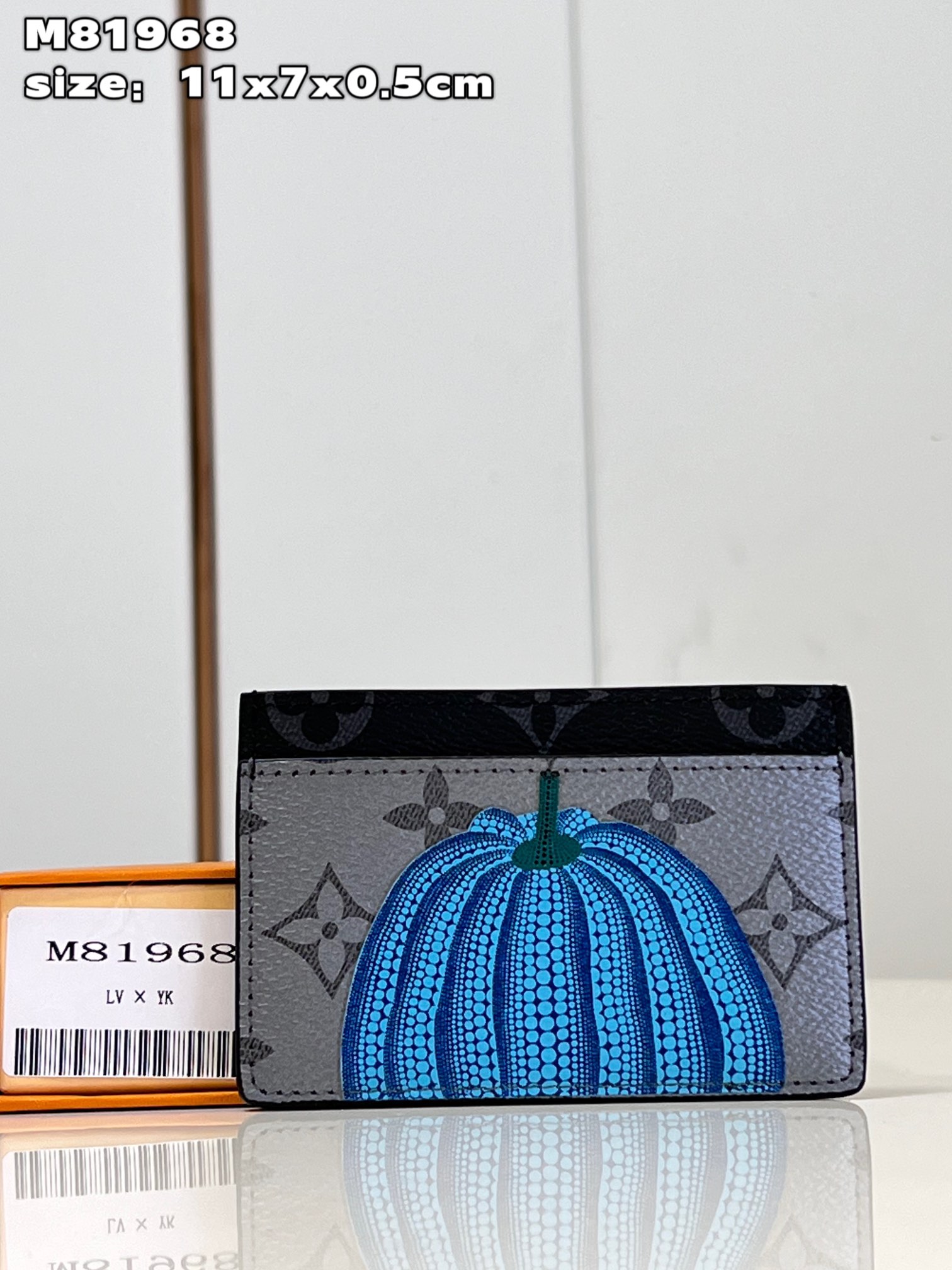 NO:400141,【Exclusive real shot M81968】 This LV x YK Porte Carte Simple business card holder is one of the new Louis Vuitton x Yayoi Kusama joint series, turning small portable accessories into small works of art. Louis Vuitton classic Monogram Eclipse Reverse canvas is decorated with colorful pumpkin prints, and pumpkin is a classic pattern in the works of Japanese artist Yayoi Kusama. This business card holder can be used as the best gift to art lovers and also brings a collection to Monogram pattern lovers. Product information 11 x 7 x 0.5 cm (length x height x width) C.200, LV [original leather], louis vuitton, louis vuitton, louis vuitton, louis vuitton, versace, cartier19860909【独家实拍 M81968】這款LV x YK Porte Carte Simple名片夾是主打全新Louis Vuitton x Yayoi Kusama聯合系列的款式之一,將造型小巧的便攜配飾化作細小的藝術作品.路易威登經典Monogram Eclipse Reverse帆布綴有色彩繽紛的南瓜印花圖案,而南瓜是日本藝術家草間彌生作品中的經典圖案.此名片夾可作最佳禮品贈予藝術愛好者,亦為Monogram圖案愛好者帶來一款收藏品.產品資料11 x 7 x 0.5厘米(長度 x 高度 x 闊度) C.200,LV【原厂皮】,louis vuitton,louis vuitton,louis vuitton,versace,cartier,Bag