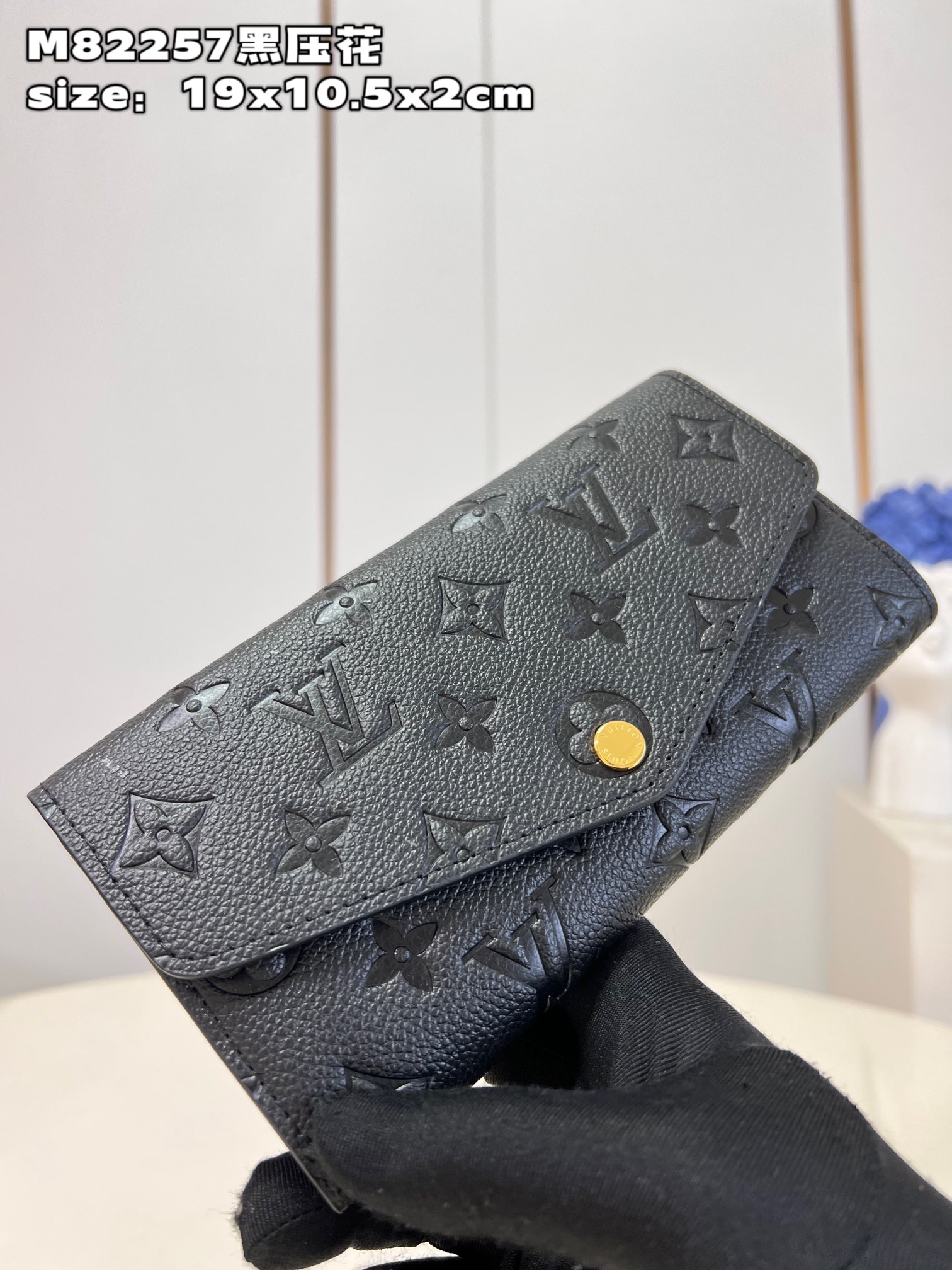 NO:400143,[Exclusive real photo M82257 black embossed] This Sarah wallet is a Monogram Empreinte leather embossed classic Monogram pattern, with an envelope-style flip to open the credit card card mezzanine and zipper coin bag. Detailed features 19 x 10.5 x 2 cm (length x height x width) C.,LV [original leather],louis vuitton19860909【独家实拍 M82257黑压花】本款 Sarah 钱夹为 Monogram Empreinte 皮革压印经典 Monogram 图案,以信封式翻盖开启信用卡卡片夹层和拉链零钱袋. 详细特征19 x 10.5 x 2厘米(长度 x 高 x 宽) C.,LV【原厂皮】,louis vuitton,Bag