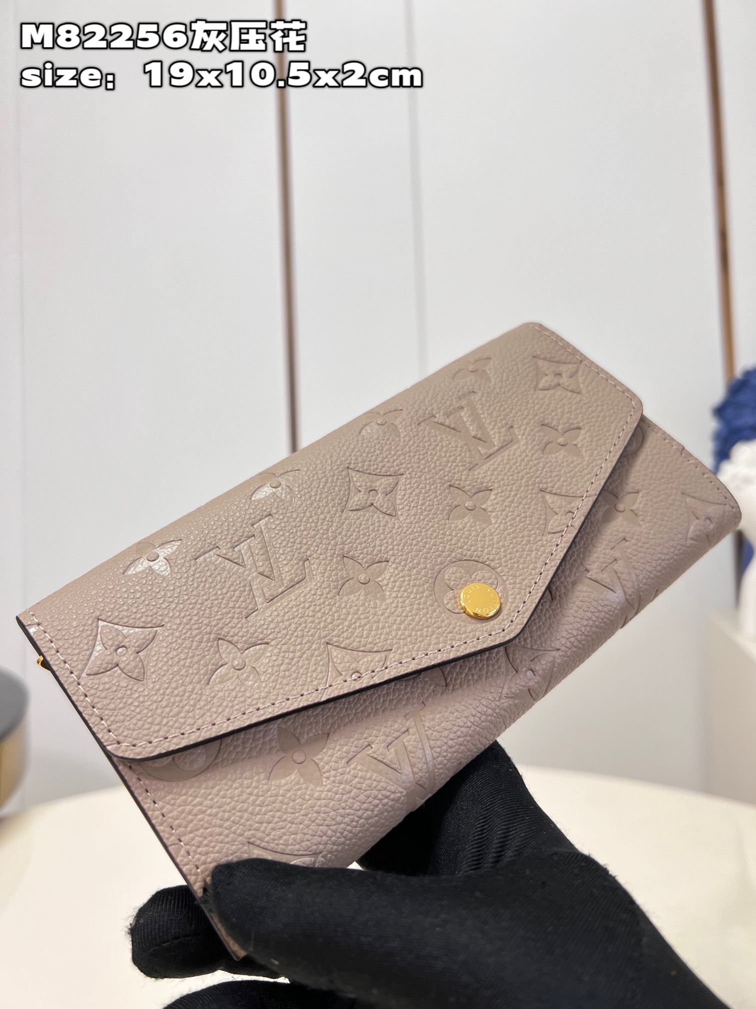 NO:400128,[Exclusive real photo M82256 gray embossed] This Sarah wallet is a Monogram Empreinte leather embossed classic Monogram pattern, with an envelope-style flip to open the credit card card mezzanine and zipper coin bag. Detailed features 19 x 10.5 x 2 cm (length x height x width) C.,LV [original leather],louis vuitton19860909【独家实拍 M82256灰压花】本款 Sarah 钱夹为 Monogram Empreinte 皮革压印经典 Monogram 图案,以信封式翻盖开启信用卡卡片夹层和拉链零钱袋. 详细特征19 x 10.5 x 2厘米(长度 x 高 x 宽) C.,LV【原厂皮】,louis vuitton,Bag