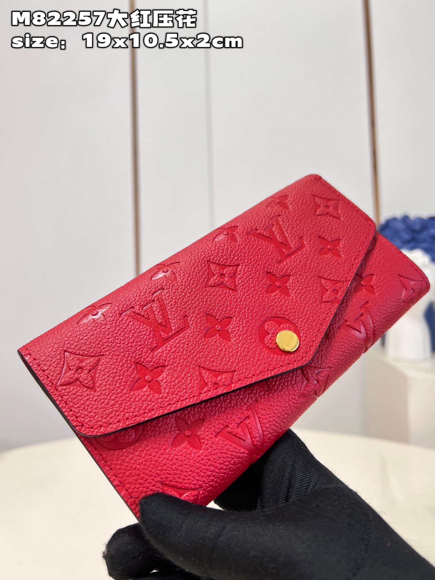 NO:400130,[Exclusive real photo M82257 big red embossed] This Sarah wallet is a Monogram Empreinte leather embossed classic Monogram pattern, with an envelope-style flip to open the credit card card mezzanine and zipper coin bag. Detailed features 19 x 10.5 x 2 cm (length x height x width) C.,LV [original leather],louis vuitton19860909【独家实拍 M82257大红压花】本款 Sarah 钱夹为 Monogram Empreinte 皮革压印经典 Monogram 图案,以信封式翻盖开启信用卡卡片夹层和拉链零钱袋. 详细特征19 x 10.5 x 2厘米(长度 x 高 x 宽) C.,LV【原厂皮】,louis vuitton,Bag