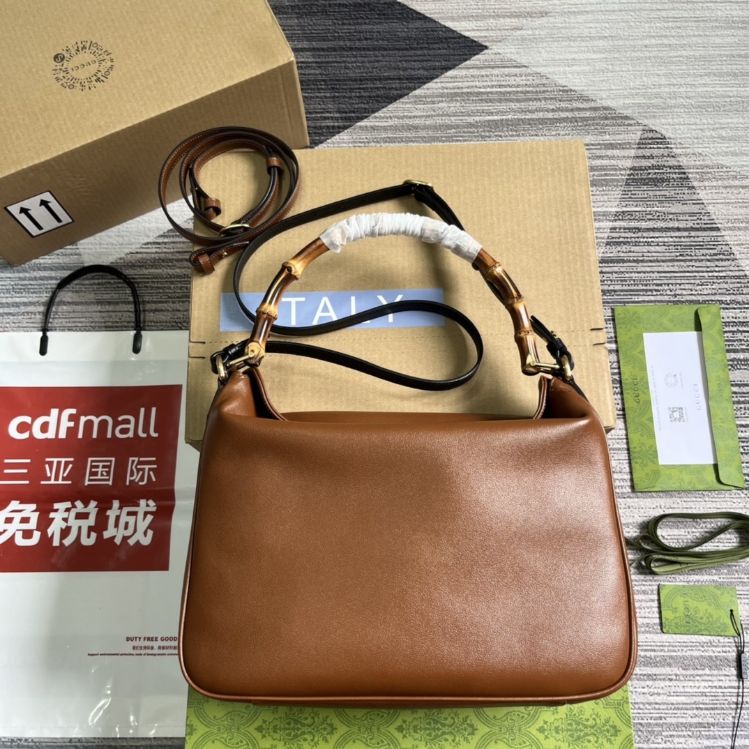 配全套包装️GucciDiana系列大号肩背包这款中号肩背包巧妙糅合品牌颇具辨识度的两大元素竹节提手和双