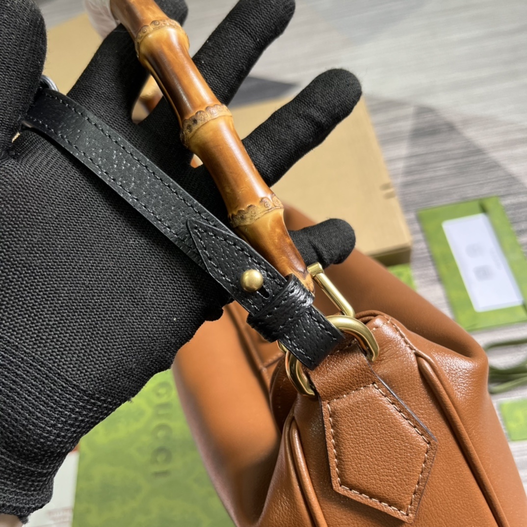 配全套包装️GucciDiana系列大号肩背包这款中号肩背包巧妙糅合品牌颇具辨识度的两大元素竹节提手和双