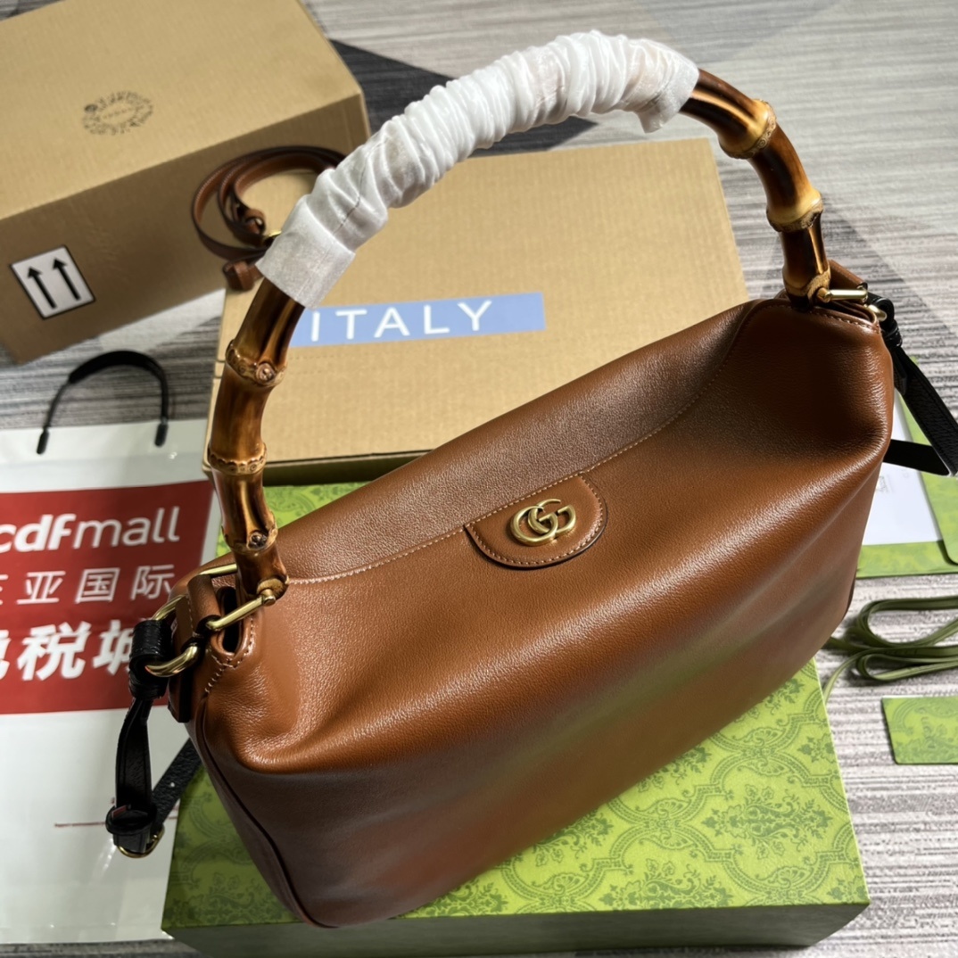 配全套包装️GucciDiana系列大号肩背包这款中号肩背包巧妙糅合品牌颇具辨识度的两大元素竹节提手和双