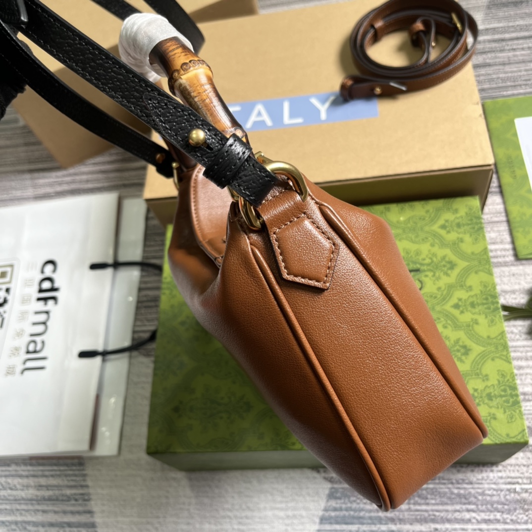 配全套包装️小号这款GucciDiana竹节手袋融合了竹节手柄和双G配件两个具有辨识度的品牌元素这款配饰