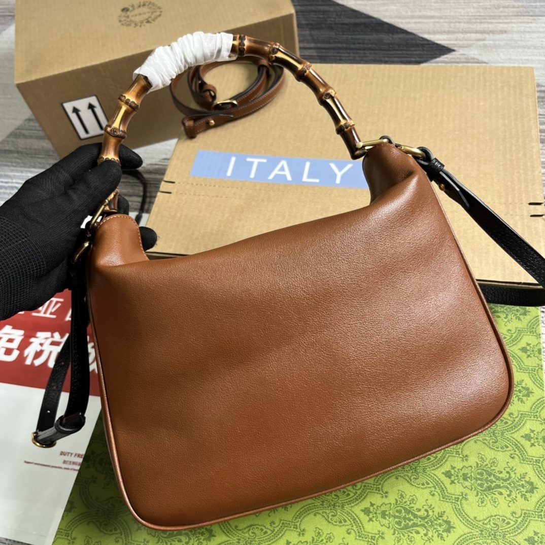 配全套包装️中号这款中号肩背包巧妙糅合品牌颇具辨识度的两大元素竹节提手和双G配件赋予整个造型以独特魅力这