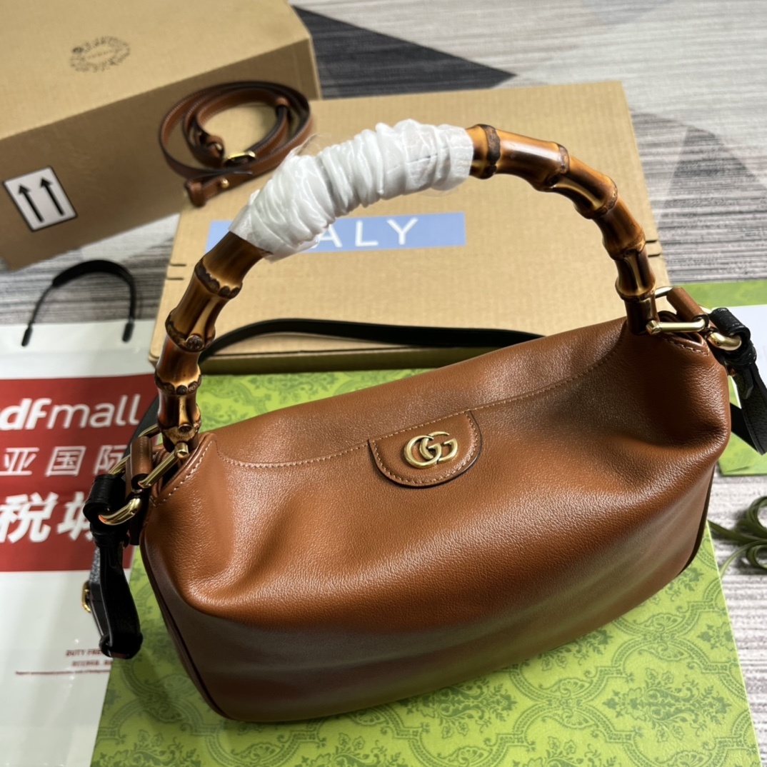 配全套包装️中号这款中号肩背包巧妙糅合品牌颇具辨识度的两大元素竹节提手和双G配件赋予整个造型以独特魅力这