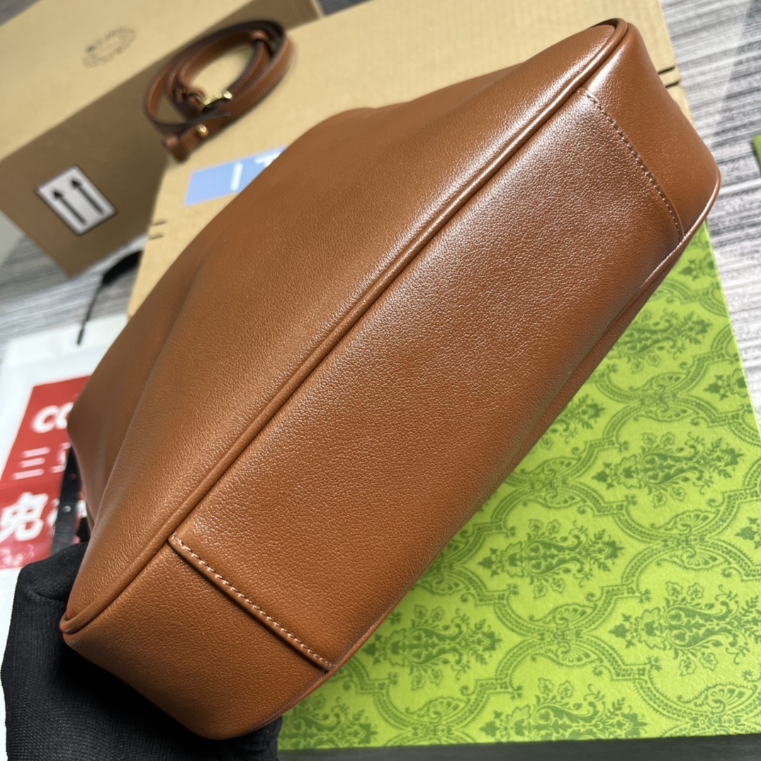 配全套包装️中号这款中号肩背包巧妙糅合品牌颇具辨识度的两大元素竹节提手和双G配件赋予整个造型以独特魅力这