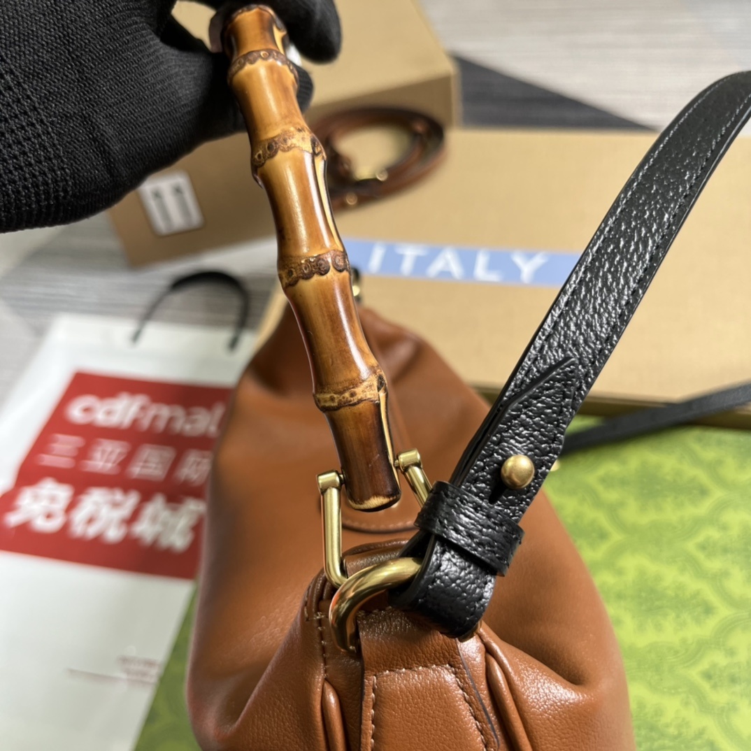 配全套包装️中号这款中号肩背包巧妙糅合品牌颇具辨识度的两大元素竹节提手和双G配件赋予整个造型以独特魅力这