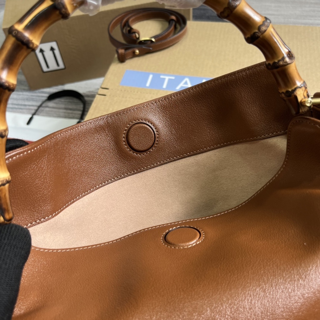 配全套包装️中号这款中号肩背包巧妙糅合品牌颇具辨识度的两大元素竹节提手和双G配件赋予整个造型以独特魅力这