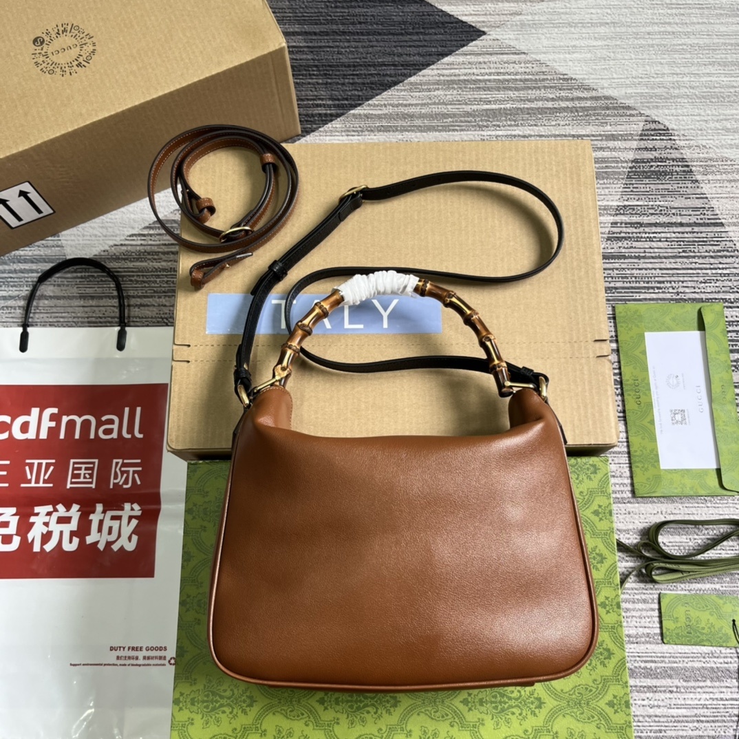 配全套包装️中号这款中号肩背包巧妙糅合品牌颇具辨识度的两大元素竹节提手和双G配件赋予整个造型以独特魅力这