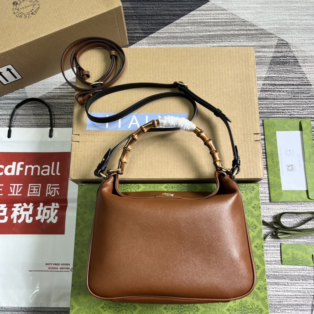 配全套包装️中号这款中号肩背包巧妙糅合品牌颇具辨识度的两大元素竹节提手和双G配件赋予整个造型以独特魅力这