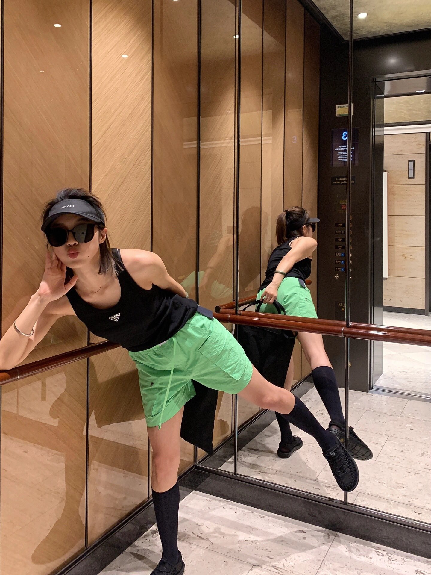 NO:324648,Recommended black style follows temperament!  A unimaginable vest with a strong personal style, which is fashionable, cool, sweet, and pure. It depends on your temperament, alexander wang19860909黑色推荐 风格跟着气质走！ 个人风格很强的一款万金油背心 可潮可酷可甜可纯 就看你是什么气质,,alexander wang,Women's clothing