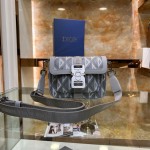P600 Top Original List‼ La borsa a tracolla safari di ️Dior, la borsa a tracolla con una spalla, è pratica e compatta ed è facile da portare ogni giorno. Elaboratamente realizzato con tela a motivi di diamanti CD grigi, ispirate dagli archivi di D0R, decorati con dettagli lisci in pelle di cuoio nella stessa tono. Il compartimento con cerniera e le tasche anteriori possono ospitare una varietà di oggetti di tutti i giorni, abbinati a spalline cristiane regolabili per spalla per spalla o traversa. Tela di diamanti cd grigia tela marc bohan progettata nel 1974 il modello di diamante cd reinterpreta la prima lettera cd con motivo rombo a linea tridimensionale, presentato all'interno del tessuto di tela Dior grigio covone liscio di cuoio anteriore in pelle anteriore in ottone in ottone in ottone in ottone in ottone in ottone in ottone in metallo in metallo con DI0R con Di0r in rilievo con DI0R Logo Top Top Bidirectional Cinta con cerniera regolabile, rimovibile Christian Di0r Logo in pelle in pelle di mucca e tasca da cerniera anteriore con cerniera jacquard in nylon cinghia compresa con cerniera inclusa la polvere fatta in Italia dimensioni: 19x 11x 4 cm (lunghezza x altezza x larghezza) 1 P600 Top Original List‼ La borsa a tracolla safari di ️Dior, la borsa a tracolla con una spalla, è pratica e compatta ed è facile da portare ogni giorno. Elaboratamente realizzato con tela a motivi di diamanti CD grigi, ispirate dagli archivi di D0R, decorati con dettagli lisci in pelle di cuoio nella stessa tono. Il compartimento con cerniera e le tasche anteriori possono ospitare una varietà di oggetti di tutti i giorni, abbinati a spalline cristiane regolabili per spalla per spalla o traversa. Tela di diamanti cd grigia tela marc bohan progettata nel 1974 il modello di diamante cd reinterpreta la prima lettera cd con motivo rombo a linea tridimensionale, presentato all’interno del tessuto di tela Dior grigio covone liscio di cuoio anteriore in pelle anteriore in ottone in ottone in ottone in ottone in ottone in ottone in ottone in metallo in metallo con DI0R con Di0r in rilievo con DI0R Logo Top Top Bidirectional Cinta con cerniera regolabile, rimovibile Christian Di0r Logo in pelle in pelle di mucca e tasca da cerniera anteriore con cerniera jacquard in nylon cinghia compresa con cerniera inclusa la polvere fatta in Italia dimensioni: 19x 11x 4 cm (lunghezza x altezza x larghezza)