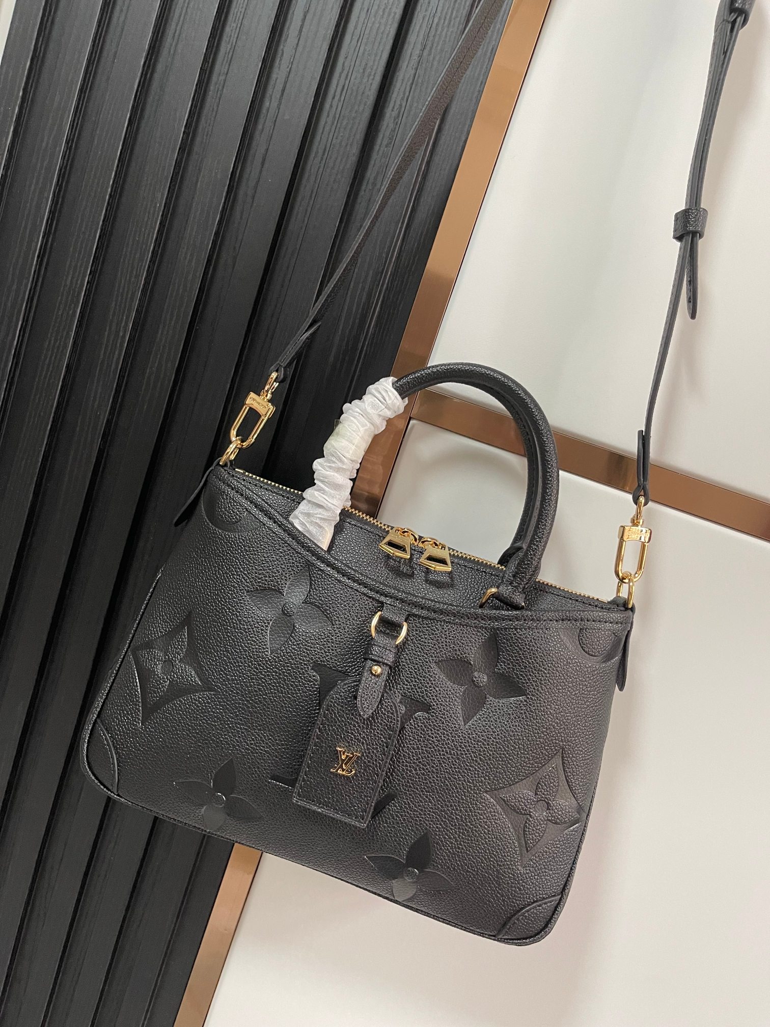 M46488 bolso negro íntegramente en piel repujada serie nueva temporada bolso pequeño TRIANON