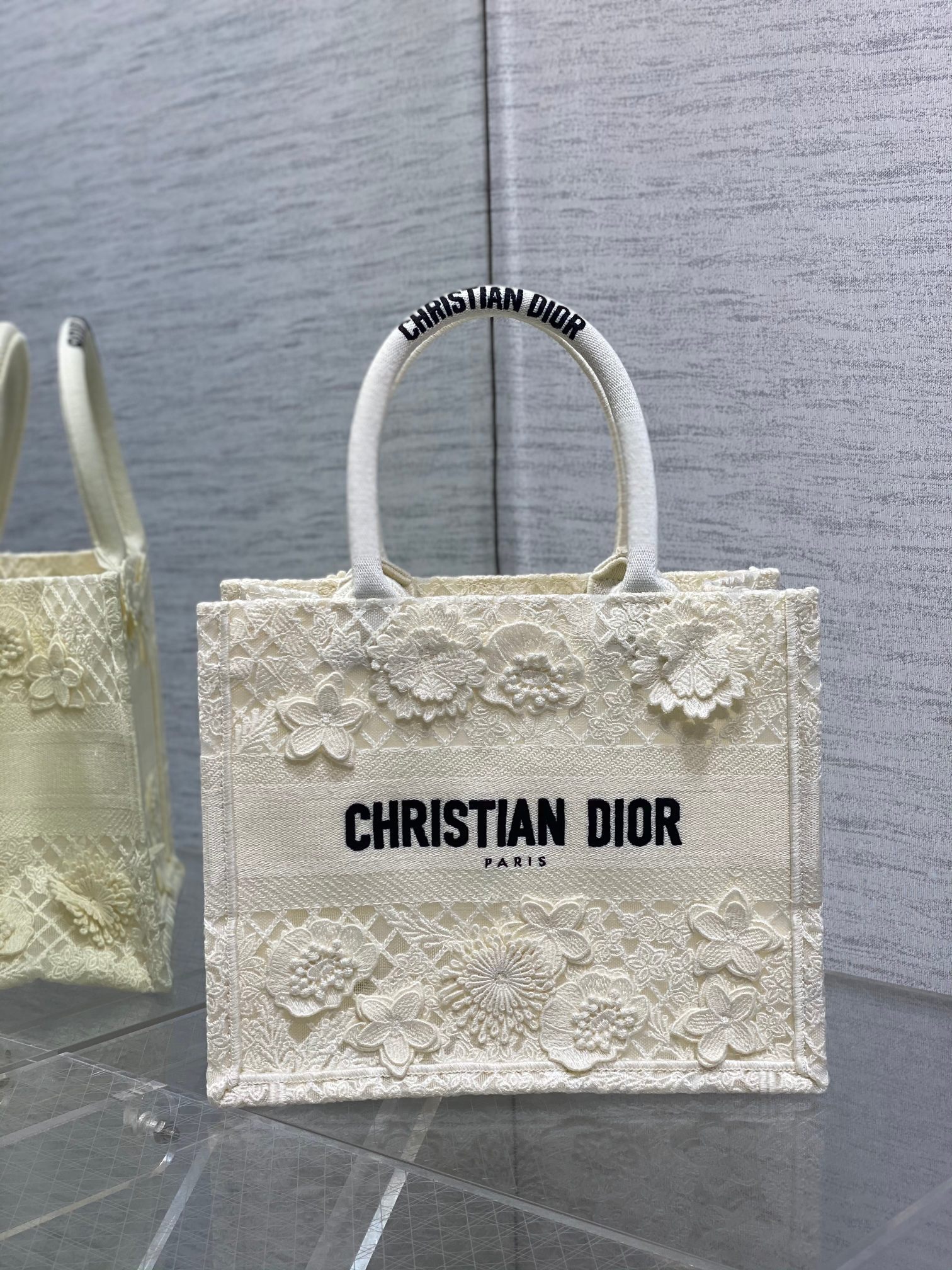 Dior Sac cabas petit modèle en dentelle fleurie brodée