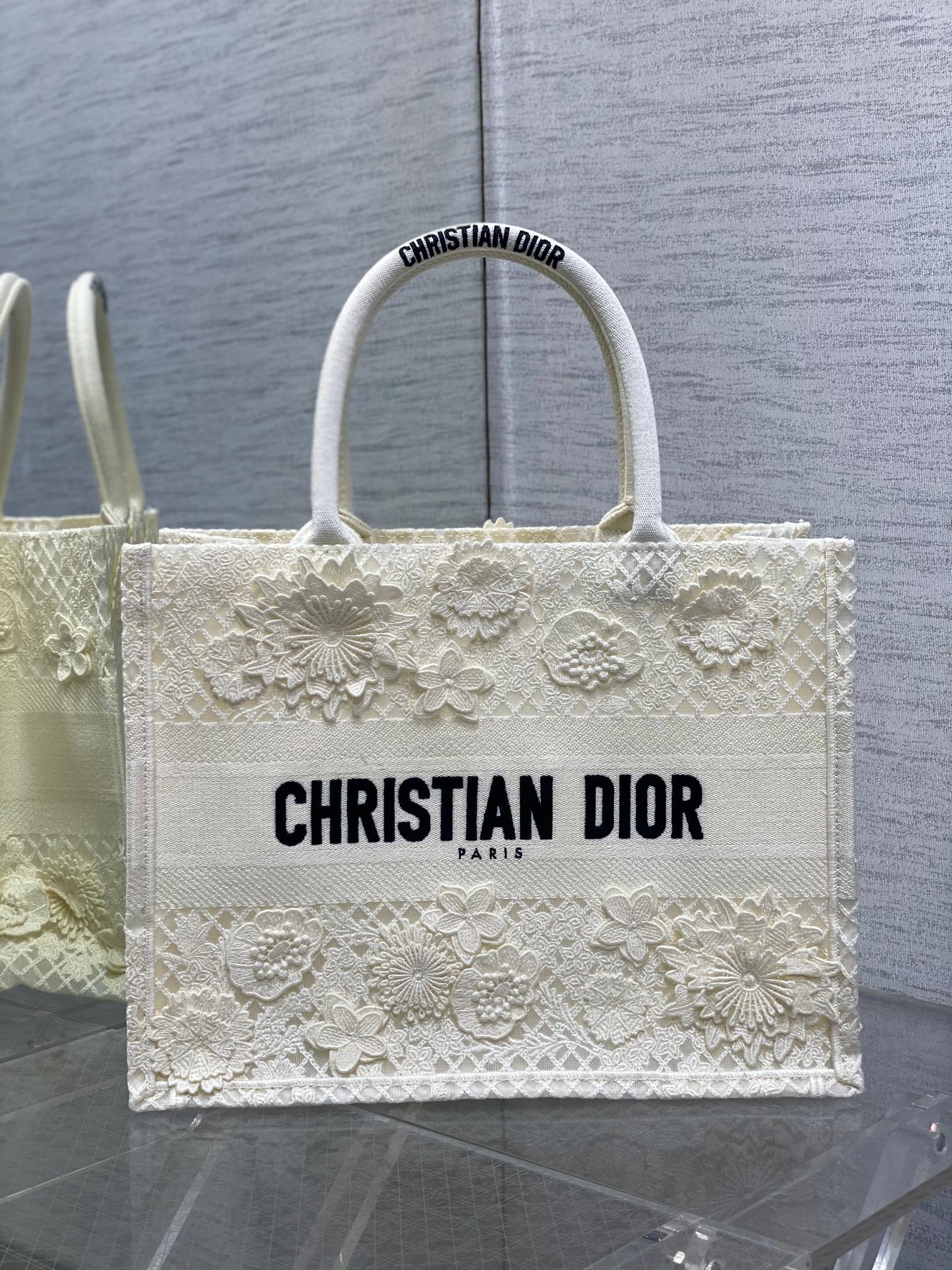DIOR Tote sac à main en dentelle fleurie brodée
