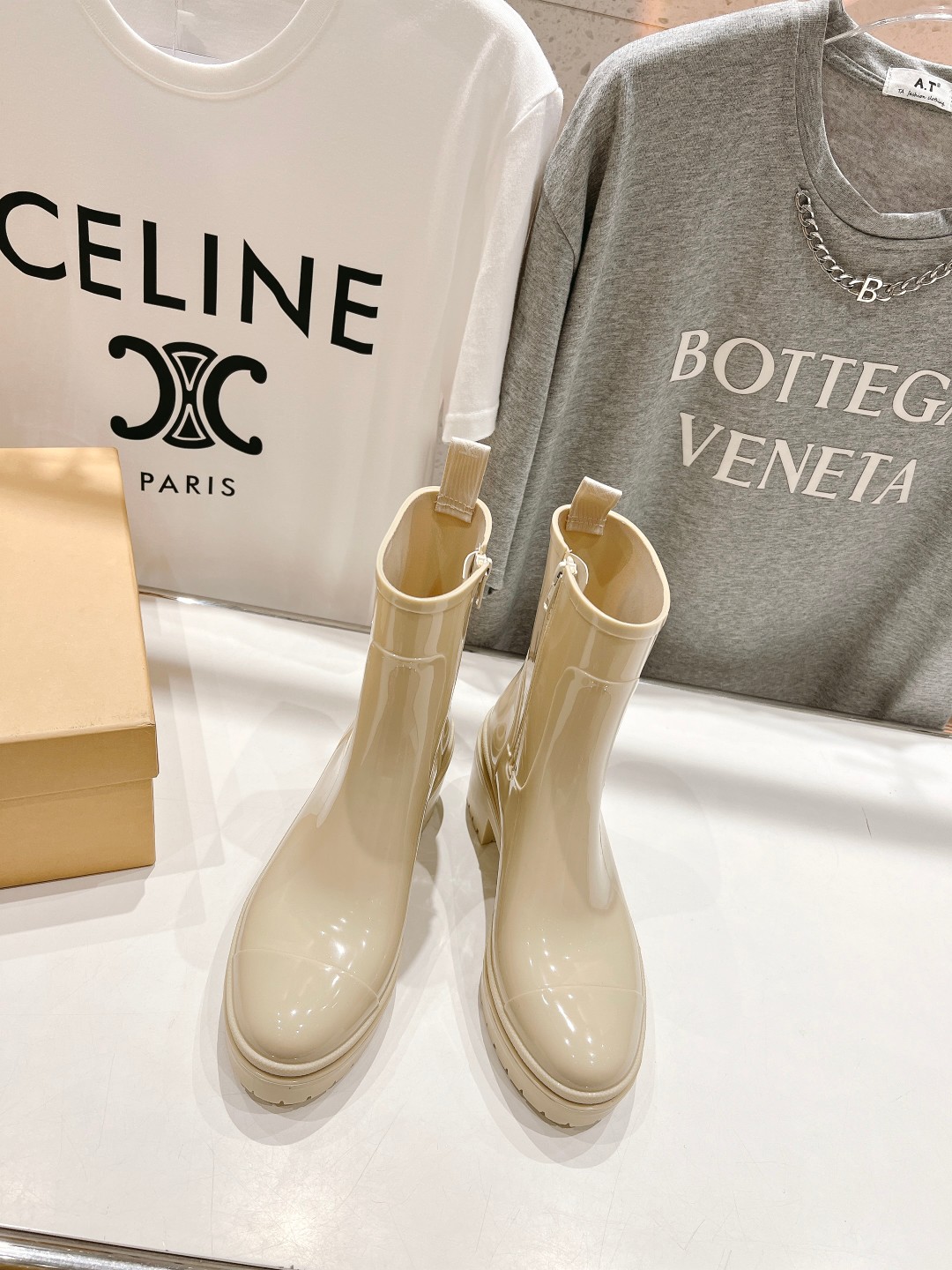 Latest Summer Rain Shoes: Michael KORS MK2023 Offer at $550, Comfortable and Stylish.