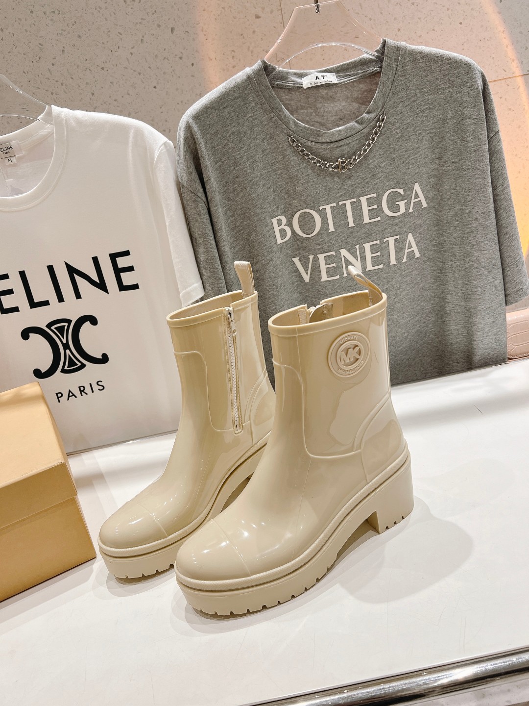 Latest Summer Rain Shoes: Michael KORS MK2023 Offer at $550, Comfortable and Stylish. - 图片 2