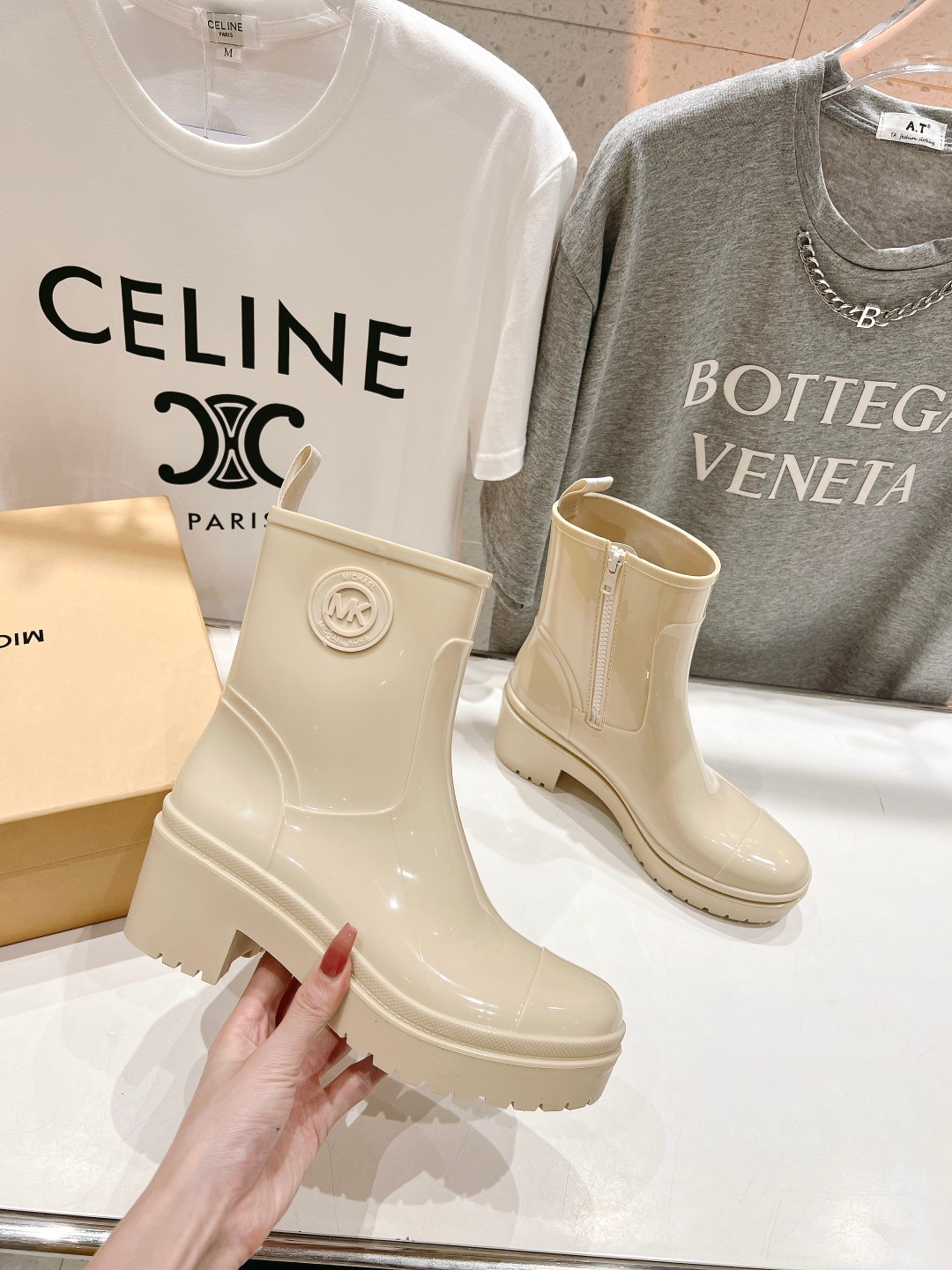 Latest Summer Rain Shoes: Michael KORS MK2023 Offer at $550, Comfortable and Stylish. - 图片 3