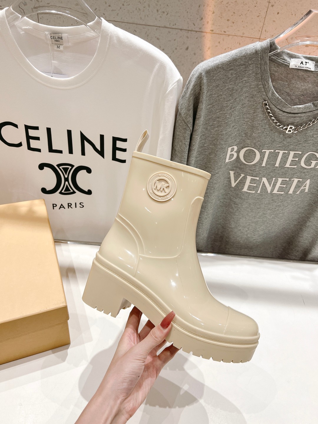 Latest Summer Rain Shoes: Michael KORS MK2023 Offer at $550, Comfortable and Stylish. - 图片 5