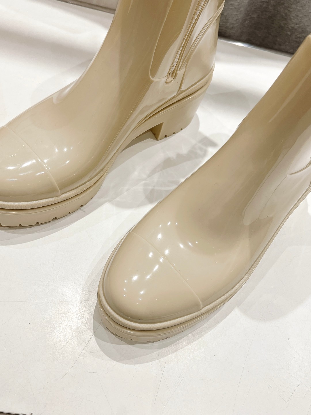 Latest Summer Rain Shoes: Michael KORS MK2023 Offer at $550, Comfortable and Stylish. - 图片 6