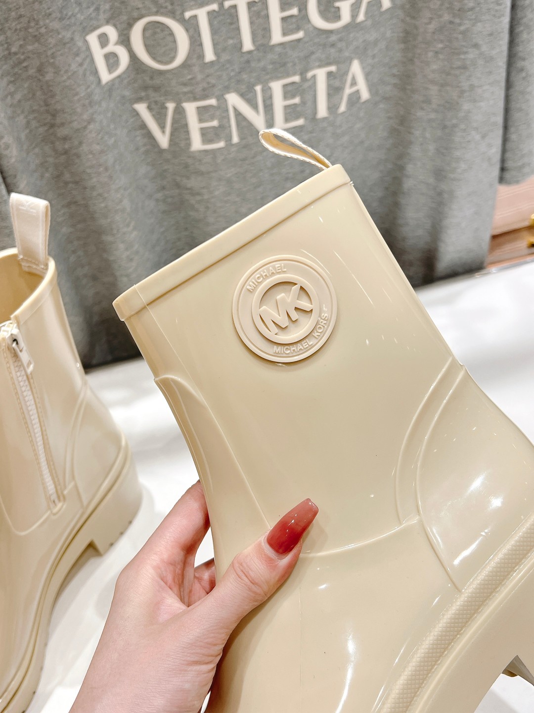 Latest Summer Rain Shoes: Michael KORS MK2023 Offer at $550, Comfortable and Stylish. - 图片 7