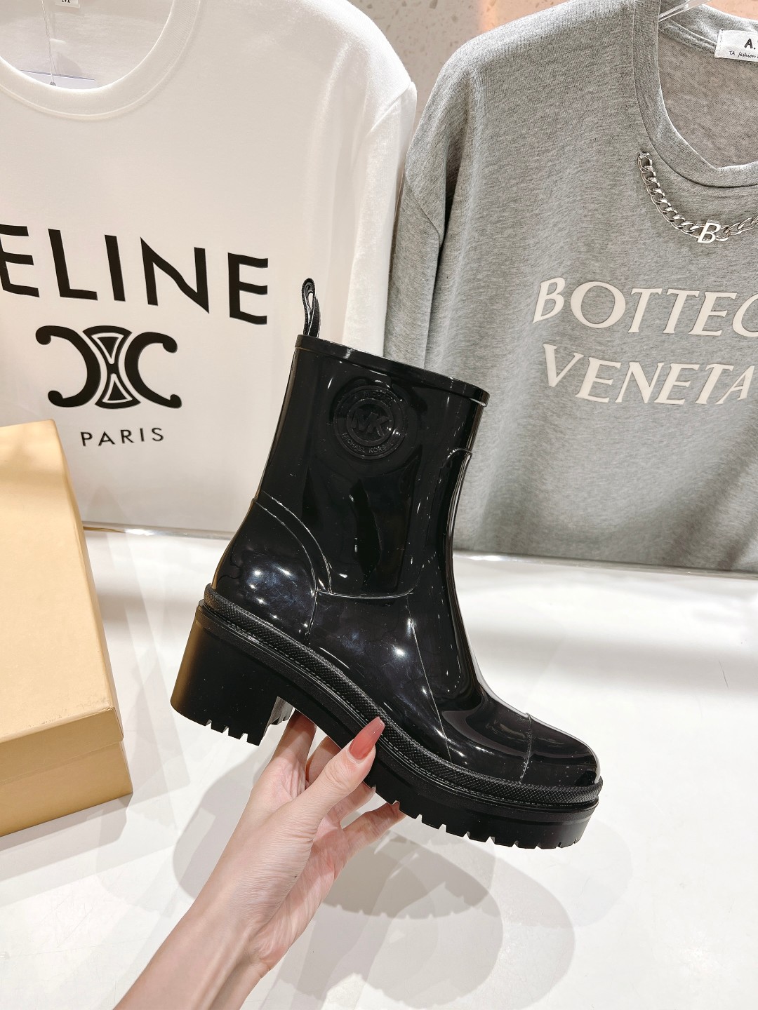 Latest Michael KORS MK2023 Rain Shoes Offer: $550, Zirconium Fabric, Comfortable and Stylish. - 图片 5