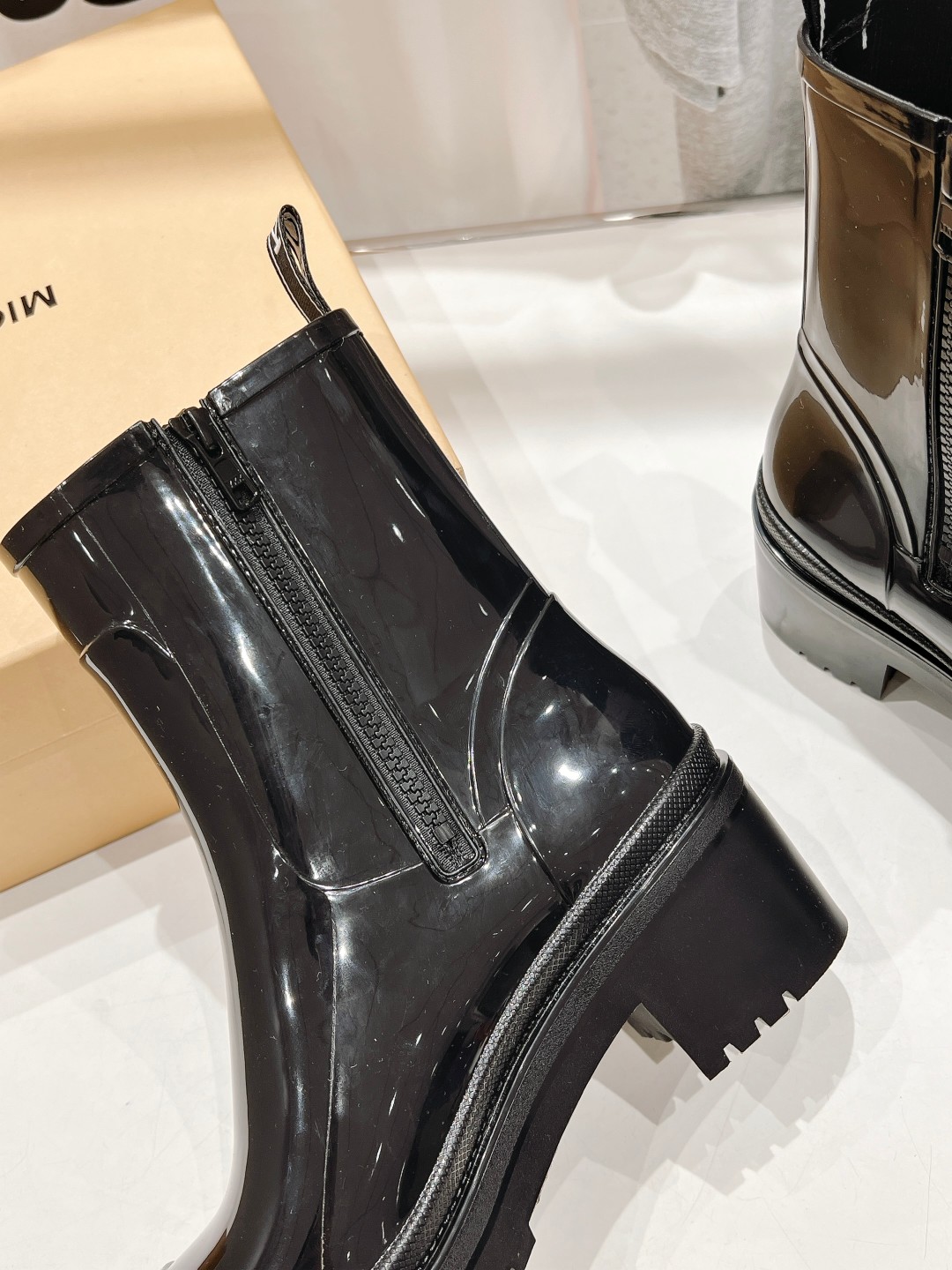 Latest Michael KORS MK2023 Rain Shoes Offer: $550, Zirconium Fabric, Comfortable and Stylish. - 图片 7