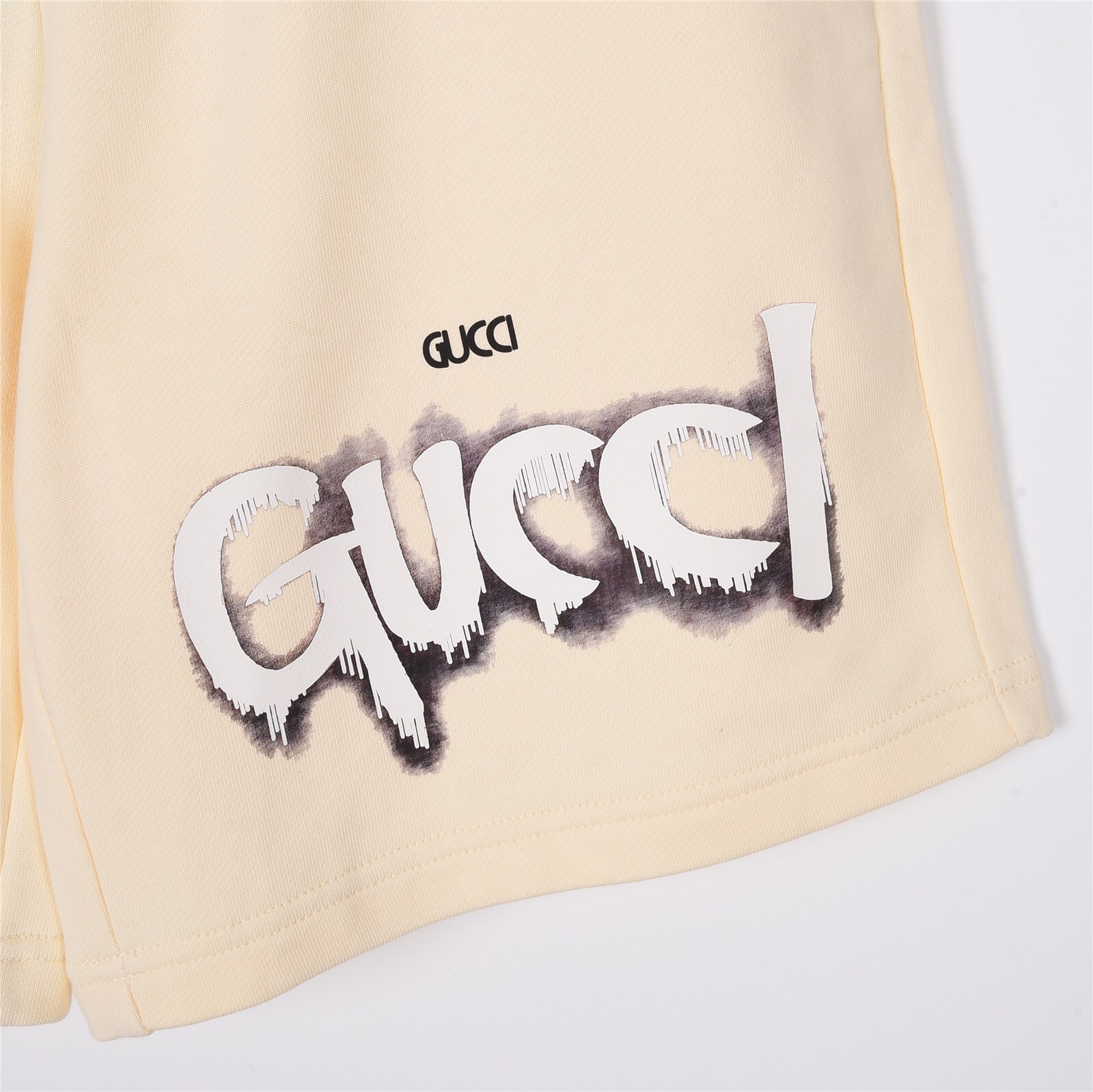 180 Gucci/古驰 23Fw 夏季新款溶解大字母logo印花短裤