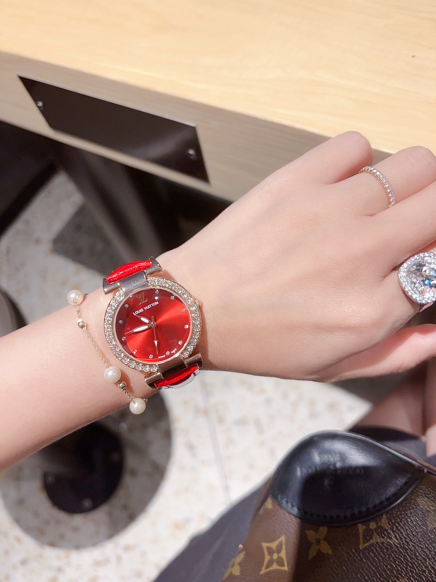 “Louis Vuitton: High-Value Luxury Brand with Internet Buzz and Fine Quality” - 图片 8