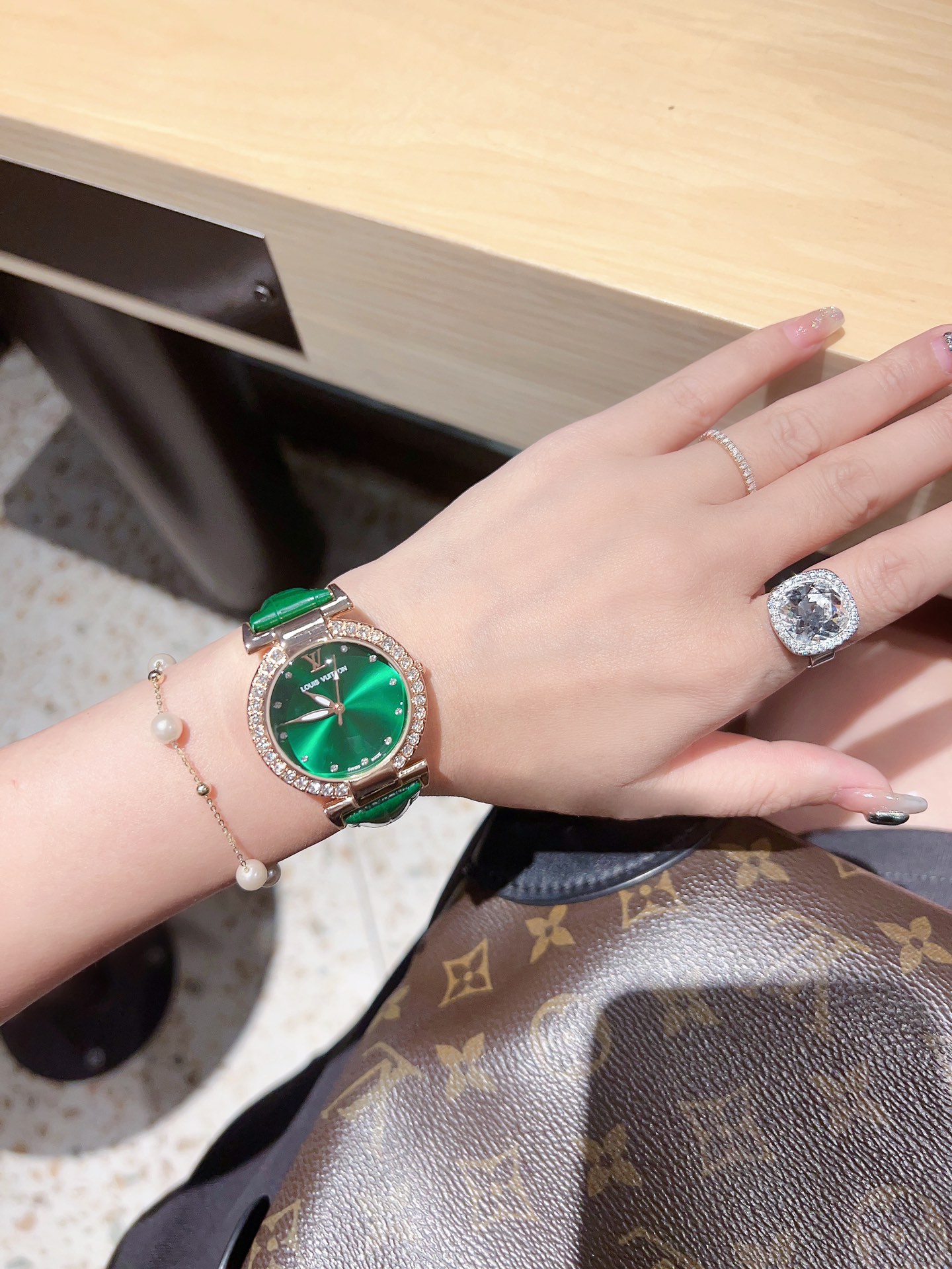 “Louis Vuitton: High-Value Luxury Brand with Internet Buzz and Fine Quality” - 图片 6