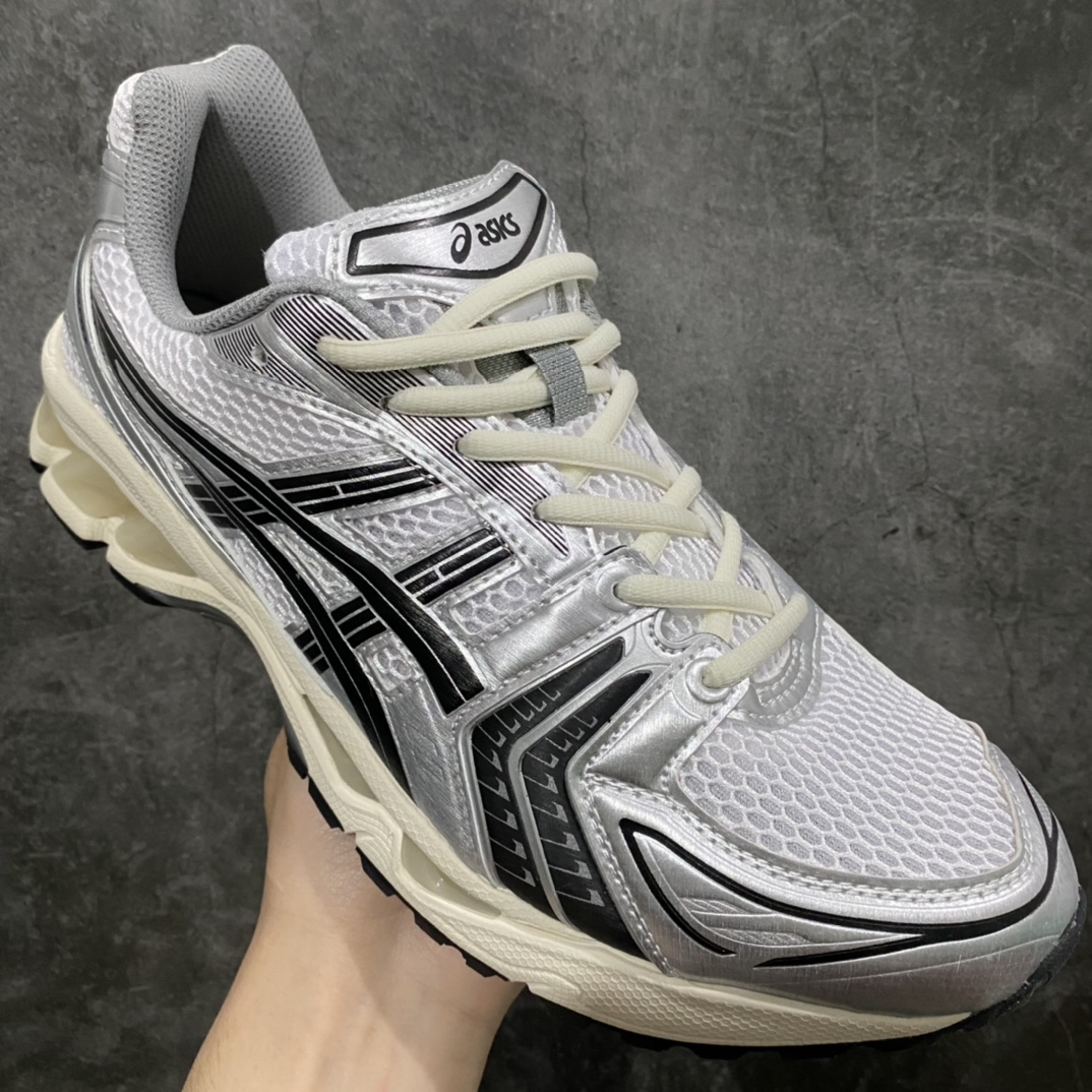 图片[3]-【纯原版】JJJJound x ASICS GEL-KAYANO 14 亚瑟士系列轻量缓震休闲运动跑步鞋n设计师 Hidenori Yamashita 以「Flash」一词为灵感，创造出未来感金属色鞋面，改造升级内在性能，由内而外全面革新，为 GEL-KAYANO 家族传承及经典跑鞋文化的延续，创下里程碑式作品。ASICS GEL – KAYANO 14 跑鞋重新诠释了复古的跑步形状，并以其 2000 年代后期的美学理念重新铺装，银色与蓝色的鞋面极为高档.网面铺陈与鞋面、鞋头多处细节位增添了透气性。ASICS GEL – KAYANO 14的鞋后跟部中底上以及多密度耐磨鞋底增加了 GEL 缓震胶，提供高抗冲击性、缓冲性、可保护脚部免受地面冲击的影响，穿着舒适性十足「入手同款」 尺码：35.5 36 37 37.5 38 39 39.5 40.5 41.5 42 42.5 43.5 44 45-莆田鞋批发中心