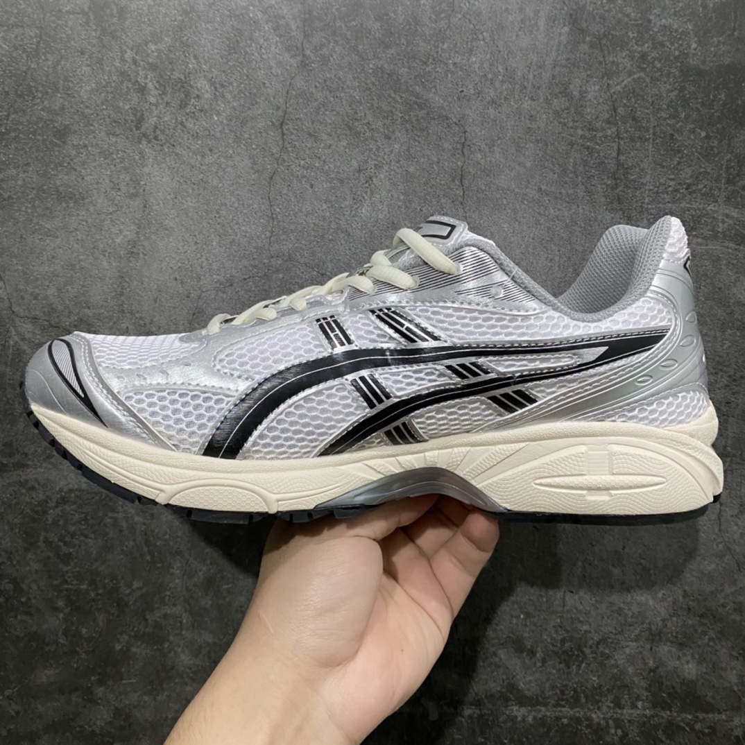 图片[2]-【纯原版】JJJJound x ASICS GEL-KAYANO 14 亚瑟士系列轻量缓震休闲运动跑步鞋n设计师 Hidenori Yamashita 以「Flash」一词为灵感，创造出未来感金属色鞋面，改造升级内在性能，由内而外全面革新，为 GEL-KAYANO 家族传承及经典跑鞋文化的延续，创下里程碑式作品。ASICS GEL – KAYANO 14 跑鞋重新诠释了复古的跑步形状，并以其 2000 年代后期的美学理念重新铺装，银色与蓝色的鞋面极为高档.网面铺陈与鞋面、鞋头多处细节位增添了透气性。ASICS GEL – KAYANO 14的鞋后跟部中底上以及多密度耐磨鞋底增加了 GEL 缓震胶，提供高抗冲击性、缓冲性、可保护脚部免受地面冲击的影响，穿着舒适性十足「入手同款」 尺码：35.5 36 37 37.5 38 39 39.5 40.5 41.5 42 42.5 43.5 44 45-莆田鞋批发中心