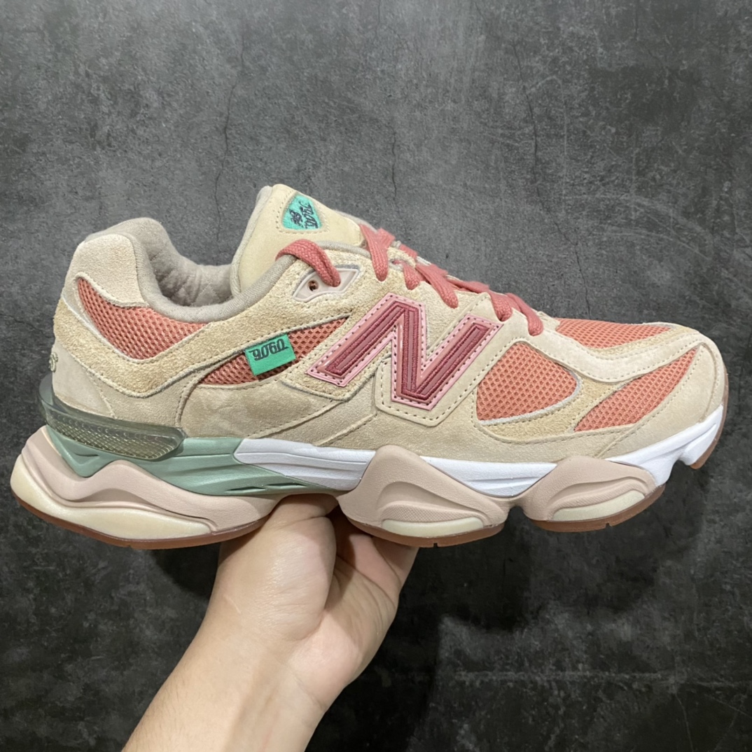 【总裁版】新百伦 New Balance NB9060 全套原楦原纸板原厂数据开发 进口三明治网面 原装进口翻毛皮料正确绒感卡色 正确中底拉帮中底网布细节 原厂标裁 带紫光防伪 定制后跟透明水晶模块 冲裁组合 大底贴合程度胶水上色把控完美 整洁度挑战全网艺术家 多道序QC把关品质完善 匠心打造 耗时两个月开发完成 工艺极其复杂难度可想而知 新开独立私模大底 全网唯一正确六层组合大底 高端零售专供产物& Size：36 37 37.5 38 38.5 39 40 40.5 41 42 42.5 43 44 45.5 46.5-莆田鞋批发中心